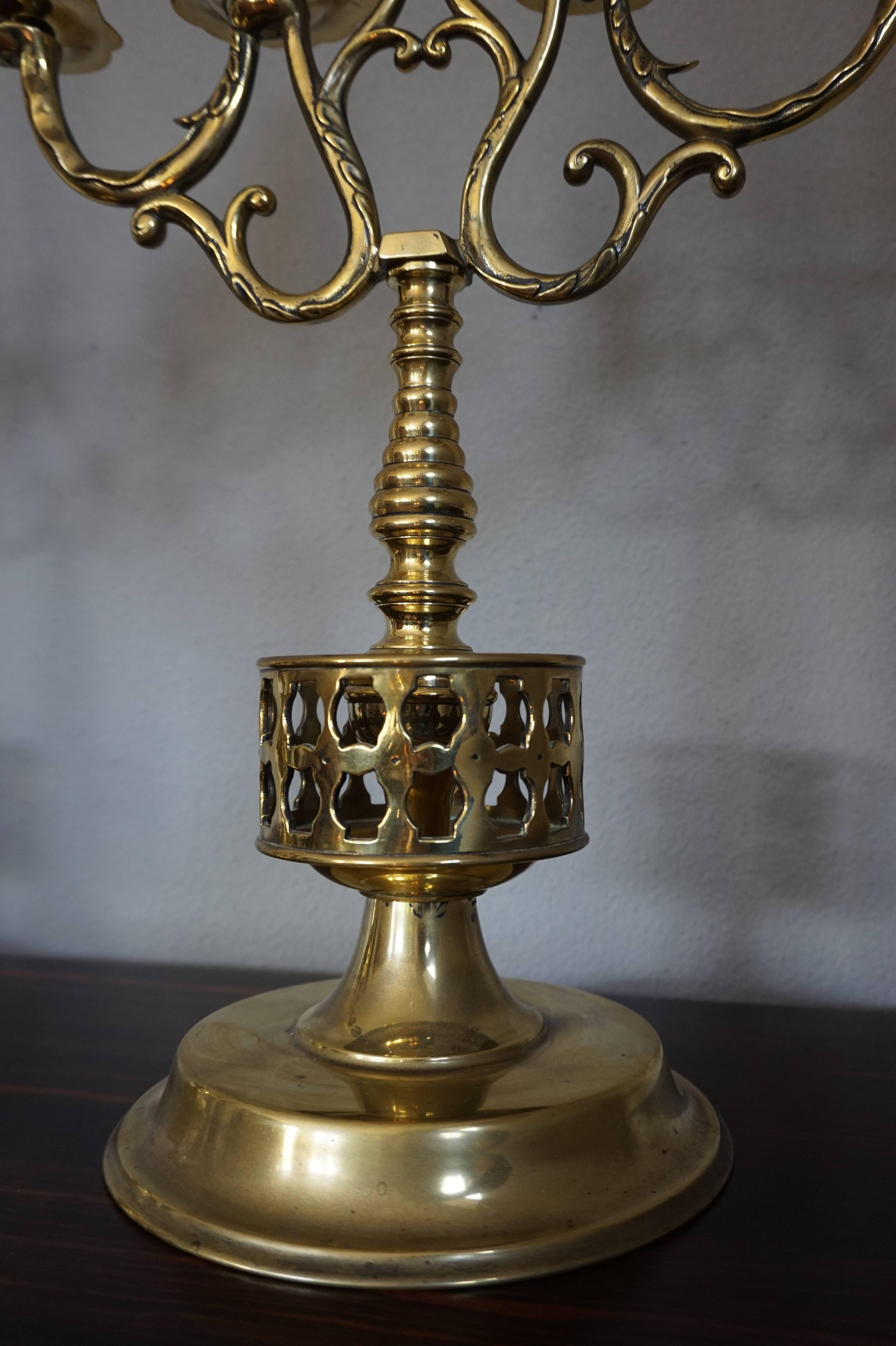 Grande paire de candélabres en laiton représentant des lions tenant le blason d'Amsterdam 3