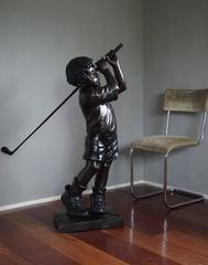 Lebensgroße und signierte Bronzeskulptur eines Golf spielenden Jungen in den Schuhen seines Vaters