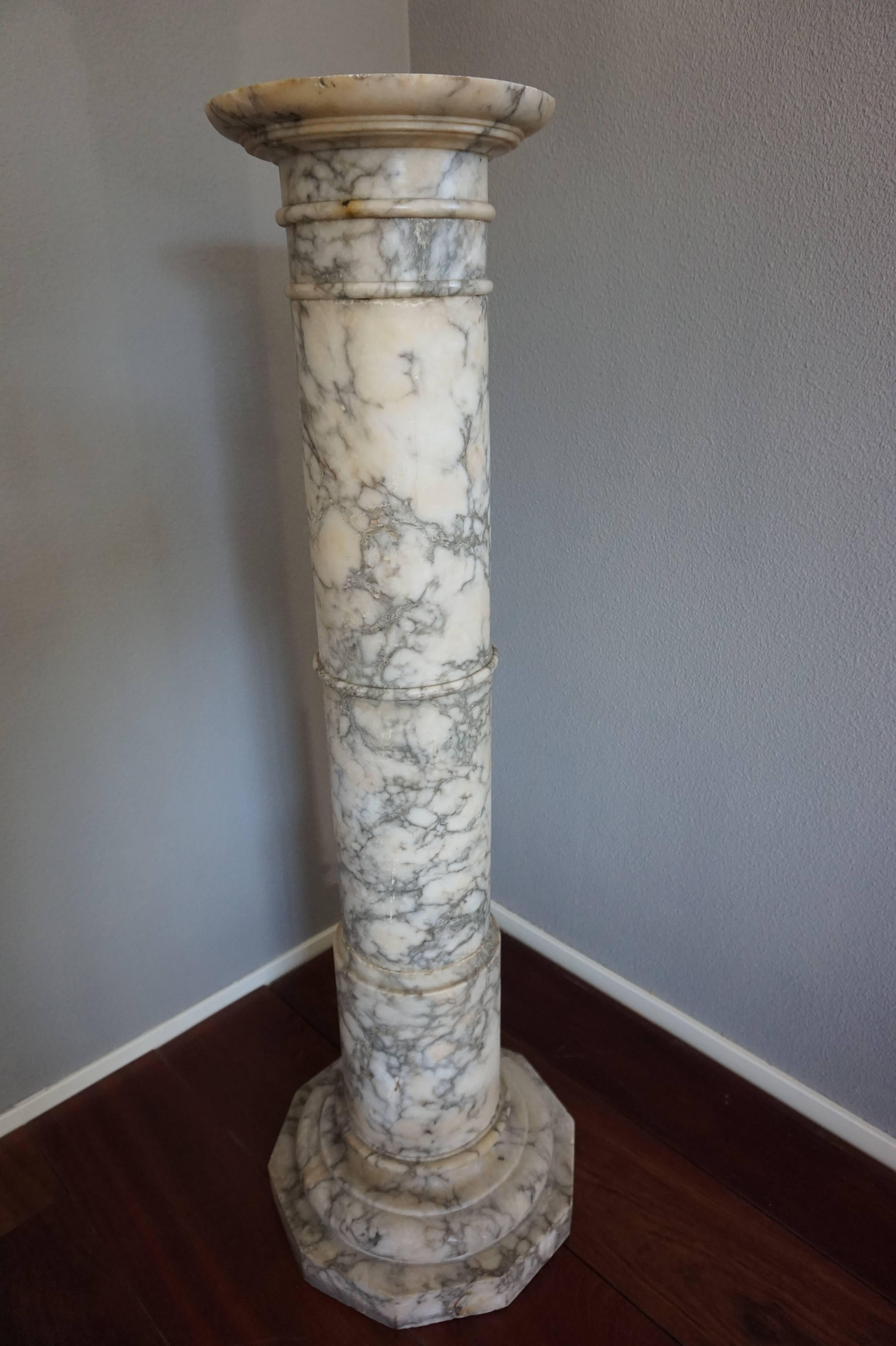 Stylish and Adjustable Late 19th Century Italian, Alabaster Column Pedestal In Excellent Condition In Lisse, NL
