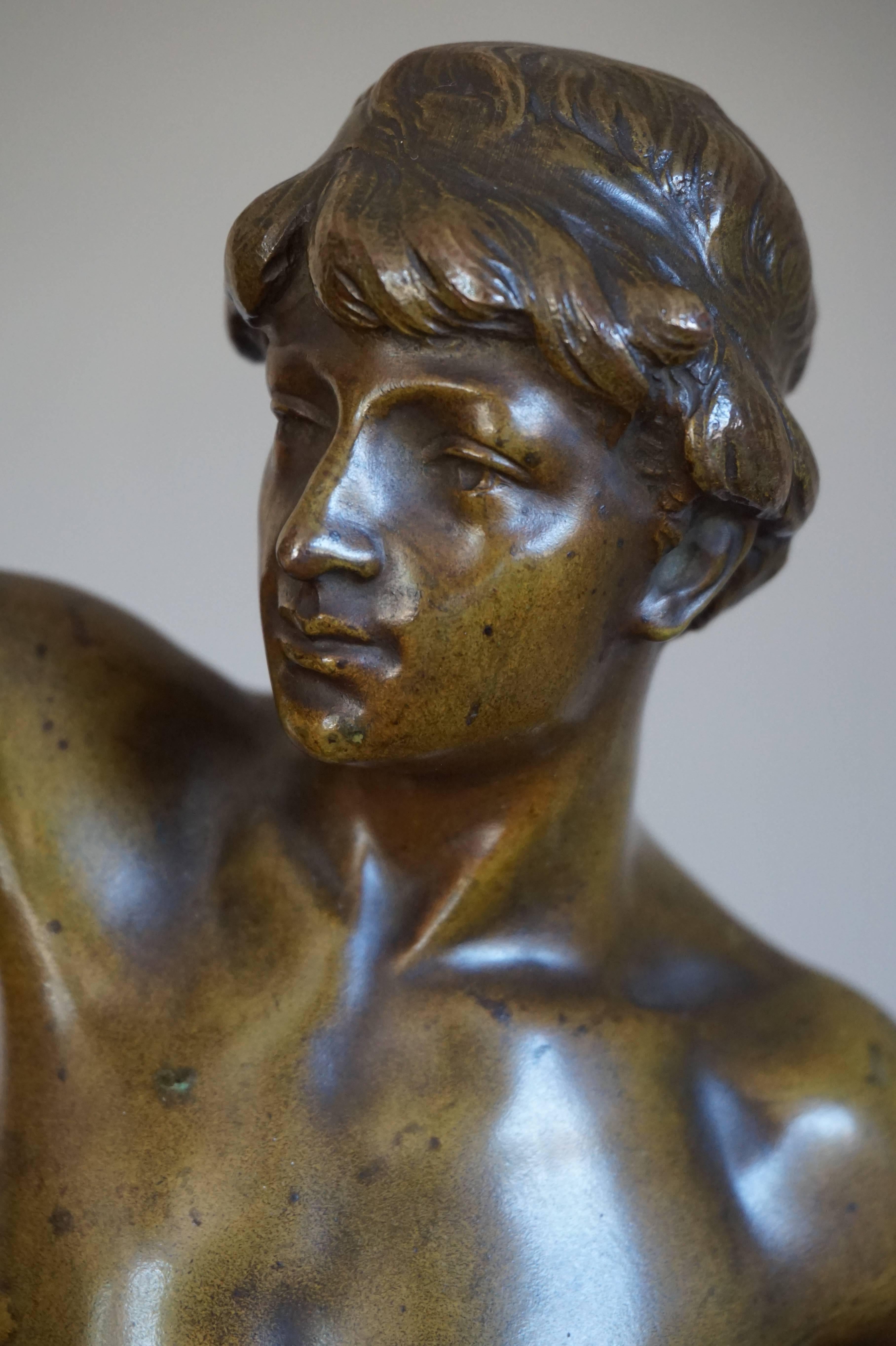 Fait main Superbe sculpture en bronze ancien représentant un jeune homme chasseur et sa proie par Georges Coudray
