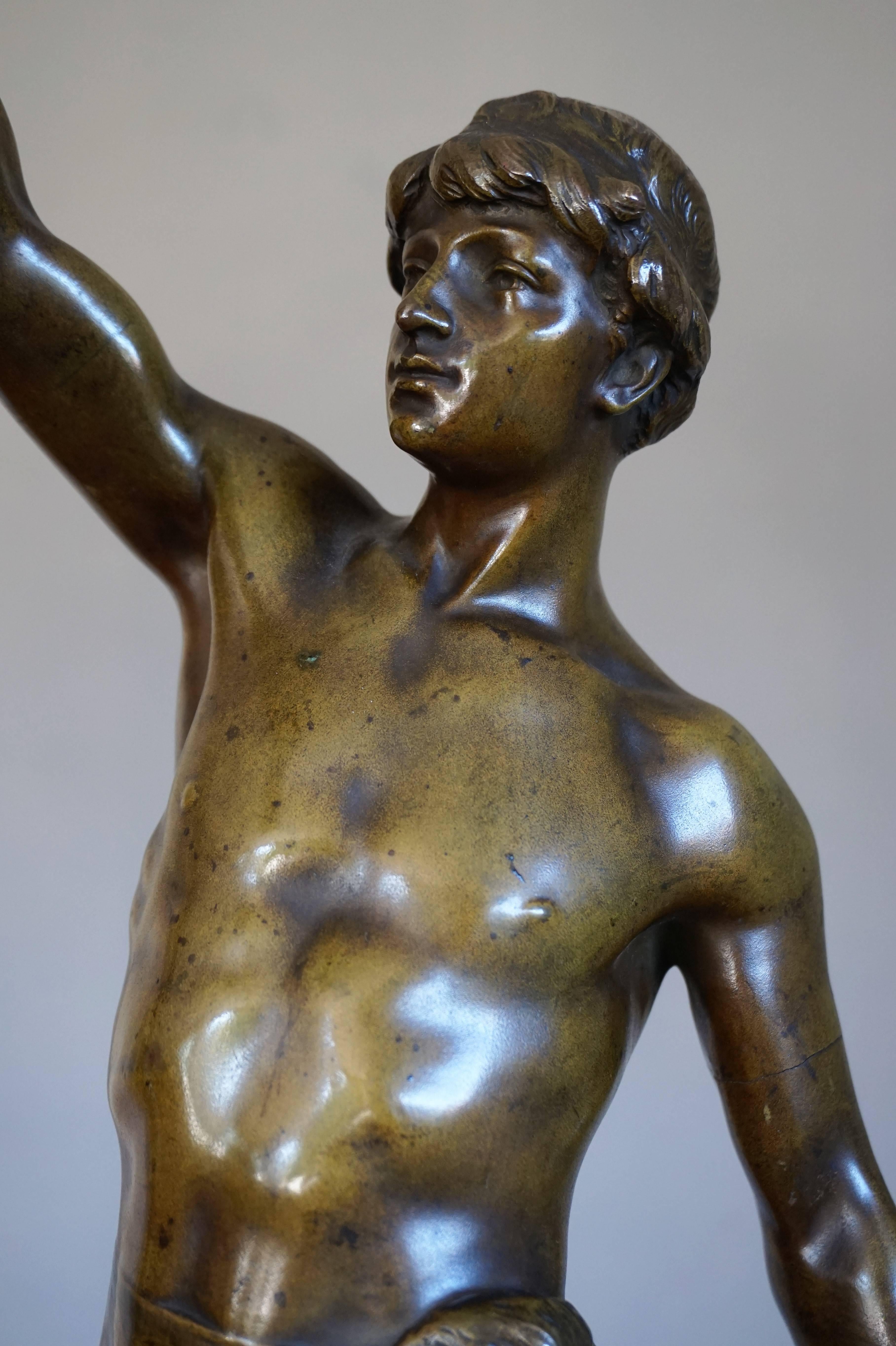 Superbe sculpture en bronze ancien représentant un jeune homme chasseur et sa proie par Georges Coudray Excellent état à Lisse, NL