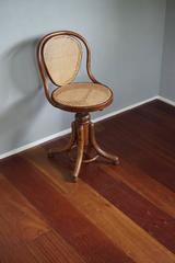 Eleganter Wiener Thonet Bugholz- und Gurtband-Damenschreibtisch oder Klavier-Drehstuhl