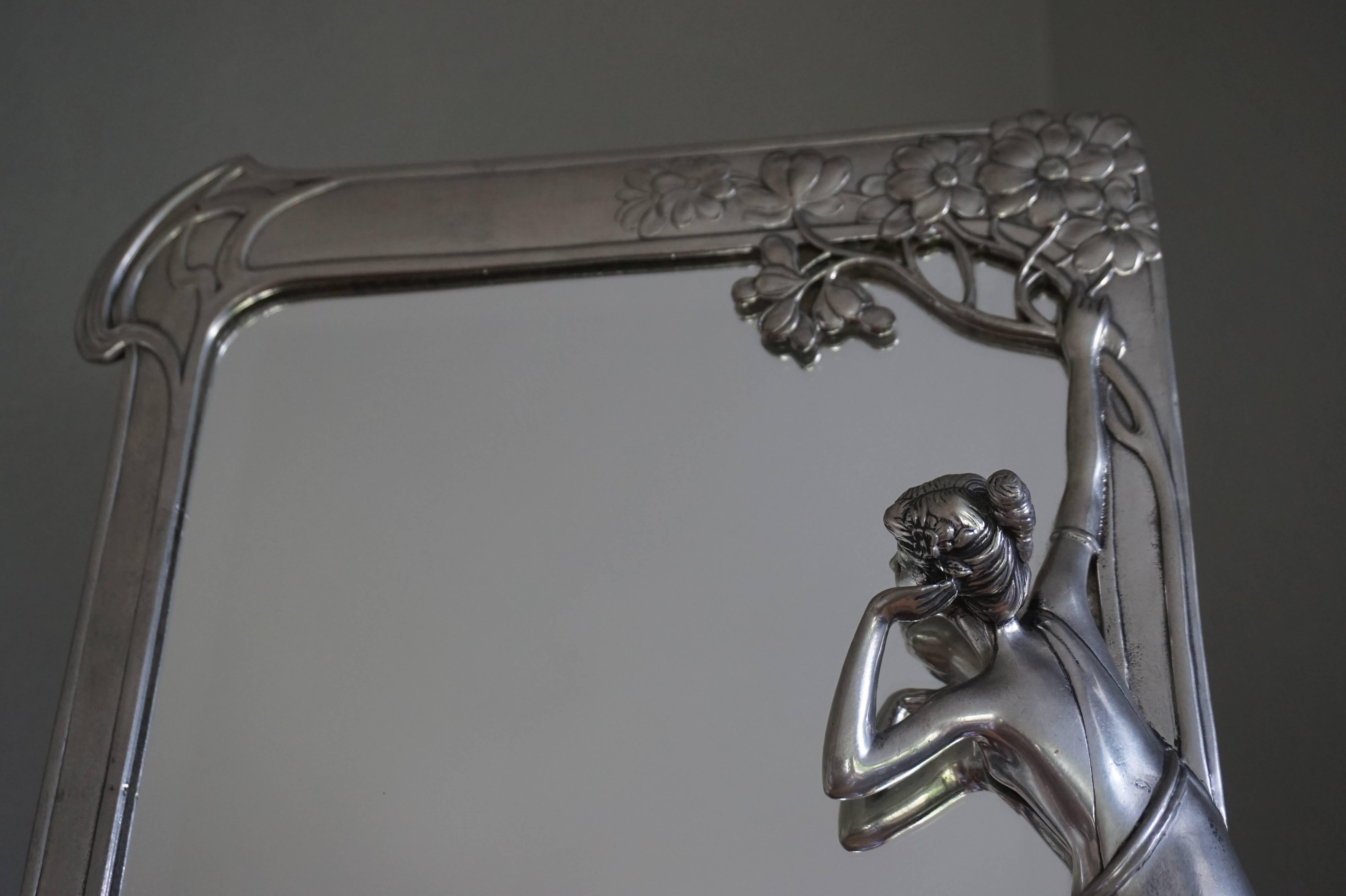Néerlandais Superbe miroir de table en verre biseauté de style Art nouveau avec sculpture de belle femme en vente