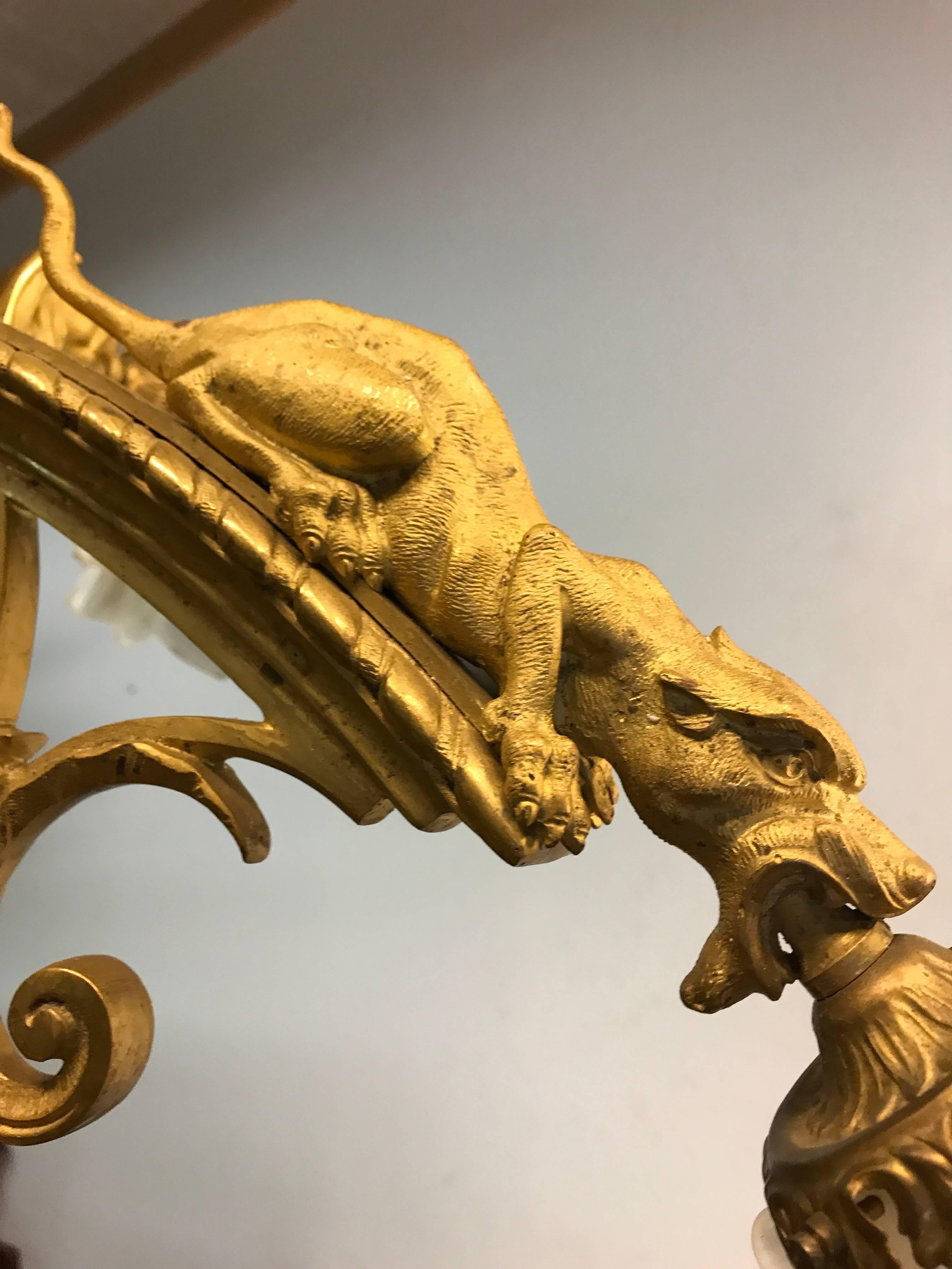 Néo-gothique Lustre néo-gothique ancien en bronze doré au feu avec de rares créatures mythologiques en vente