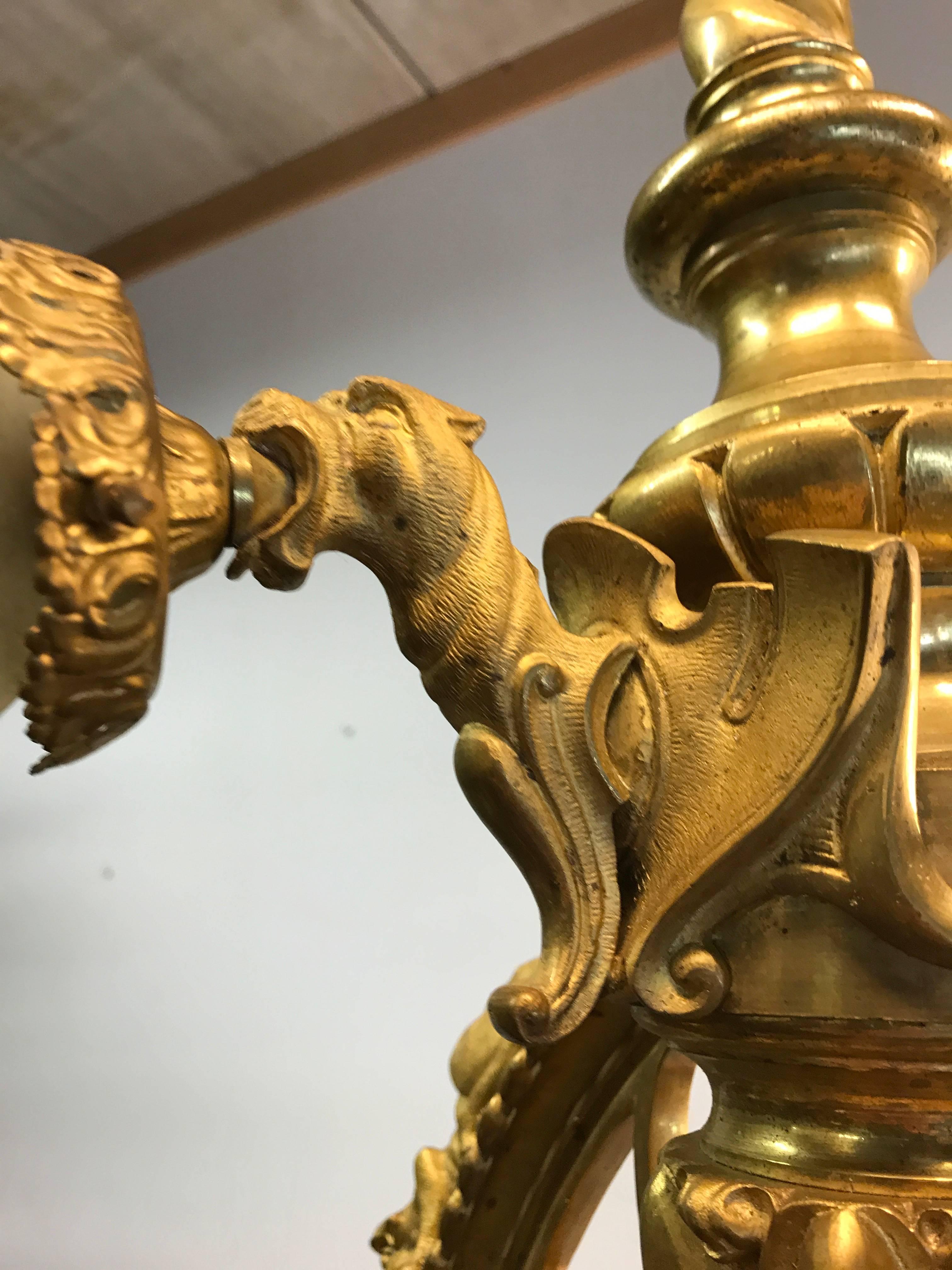Antiker Kamin-Kronleuchter aus vergoldeter Bronze im gotischen Revival-Stil mit seltenen mythologischen Kreationen (Französisch) im Angebot