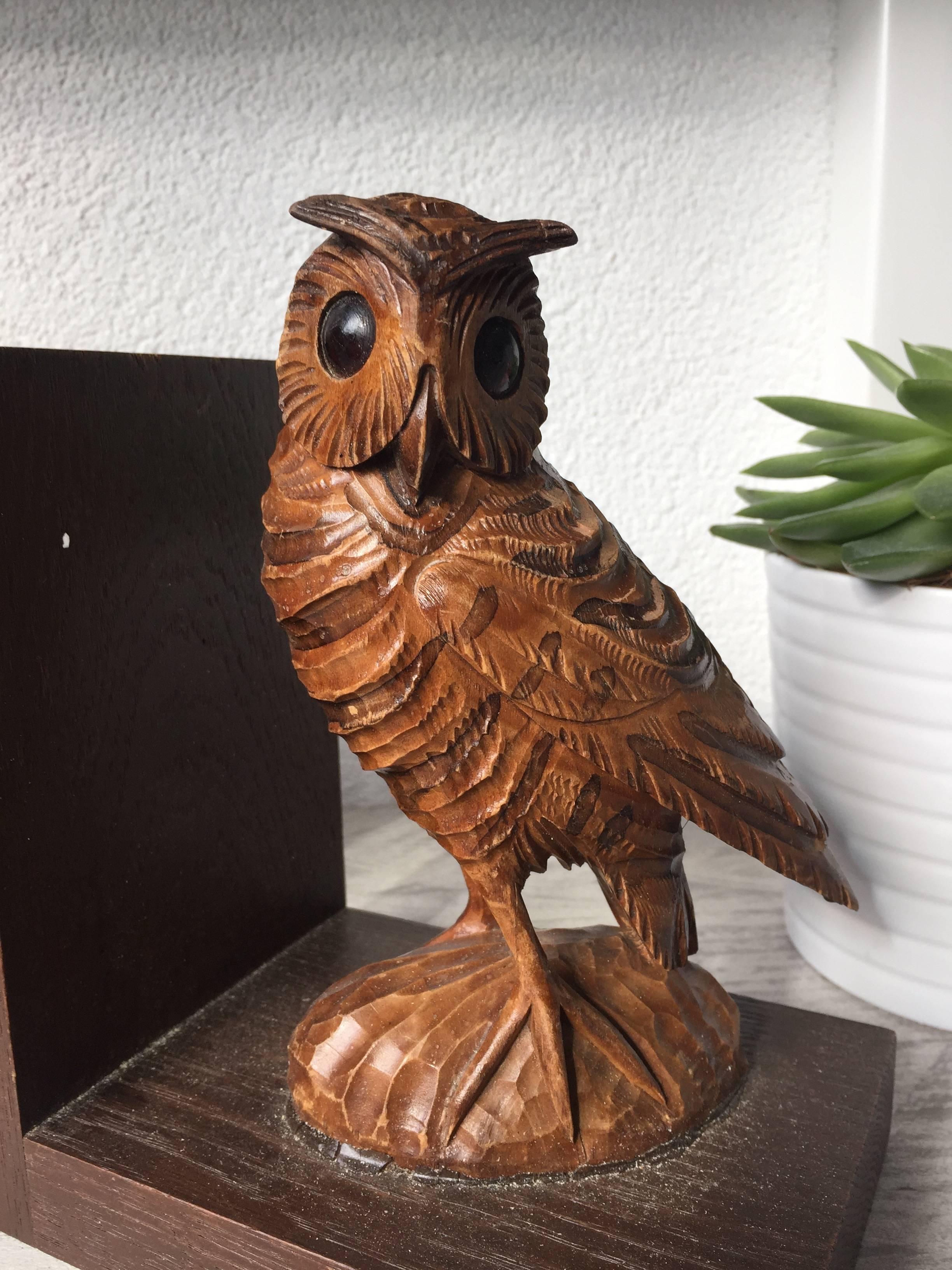 Rare and quality carved standing owl bookstands.

Given the fact that owls are the international symbol for wisdom and learning, they are the perfect sculptures on a pair of bookends. These good size, hand-sculpted owls are beautiful in size, shape