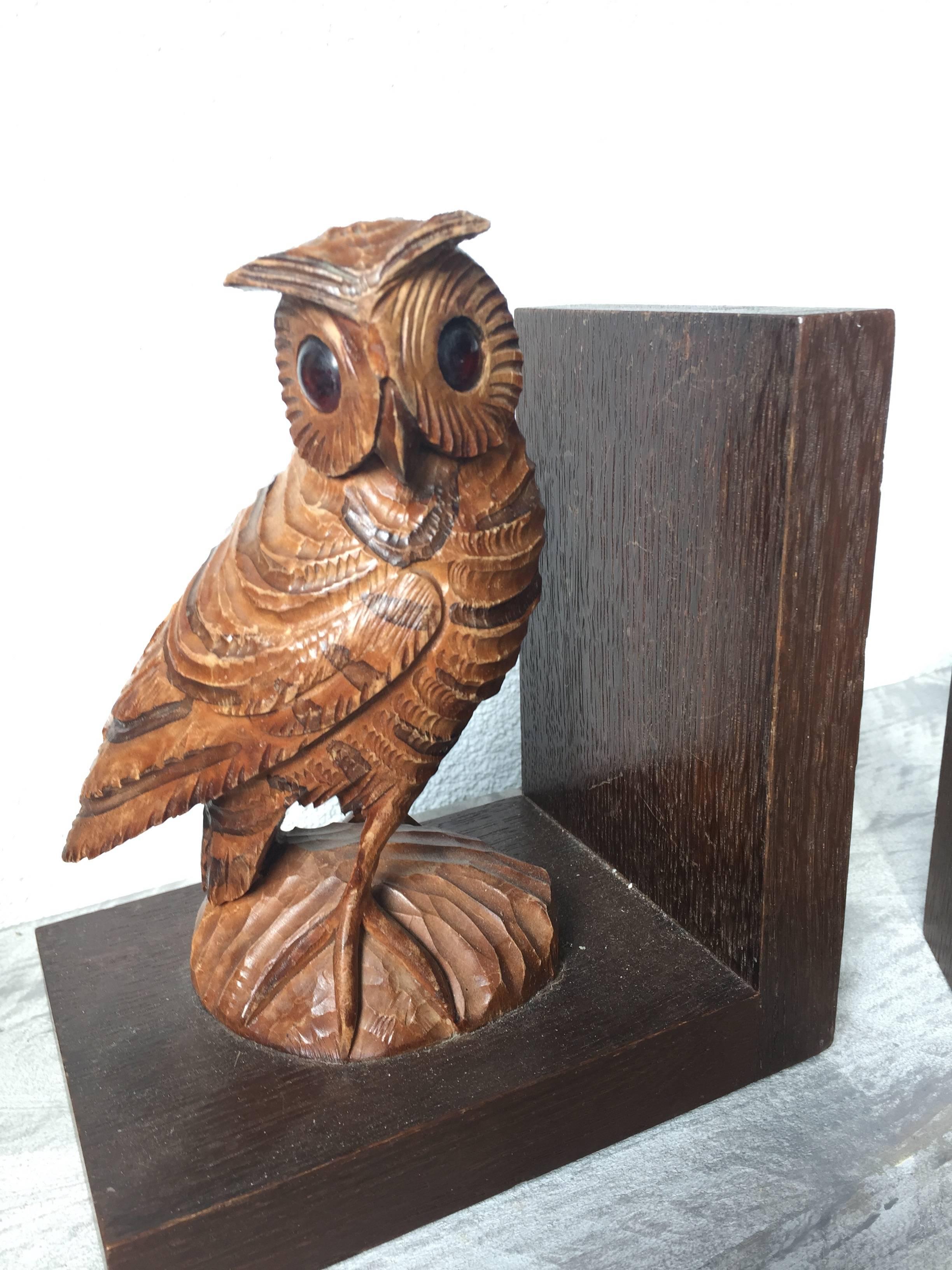 European Highly Decorative Pair of Mid-20th Century Quality Carved Owl Bookends