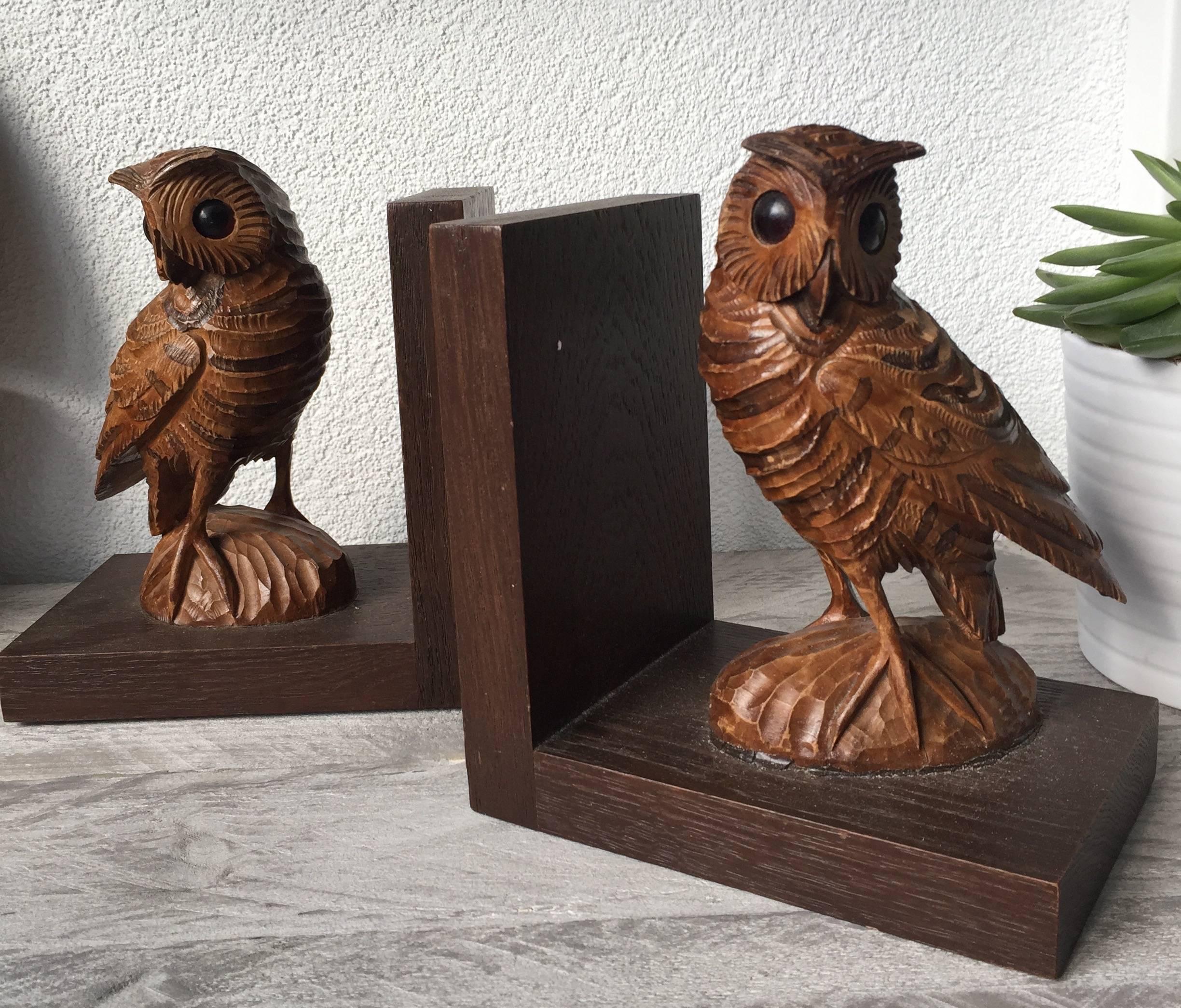 Hand-Carved Highly Decorative Pair of Mid-20th Century Quality Carved Owl Bookends