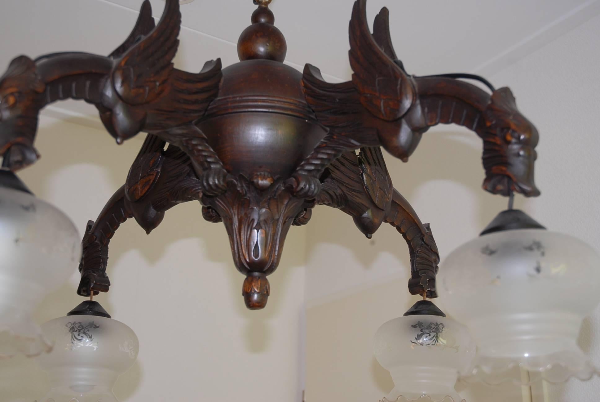 Antike, handgefertigte, gotische Hängelampe mit vier Armen und geflügeltem Drachen, 1900 im Zustand „Hervorragend“ im Angebot in Lisse, NL