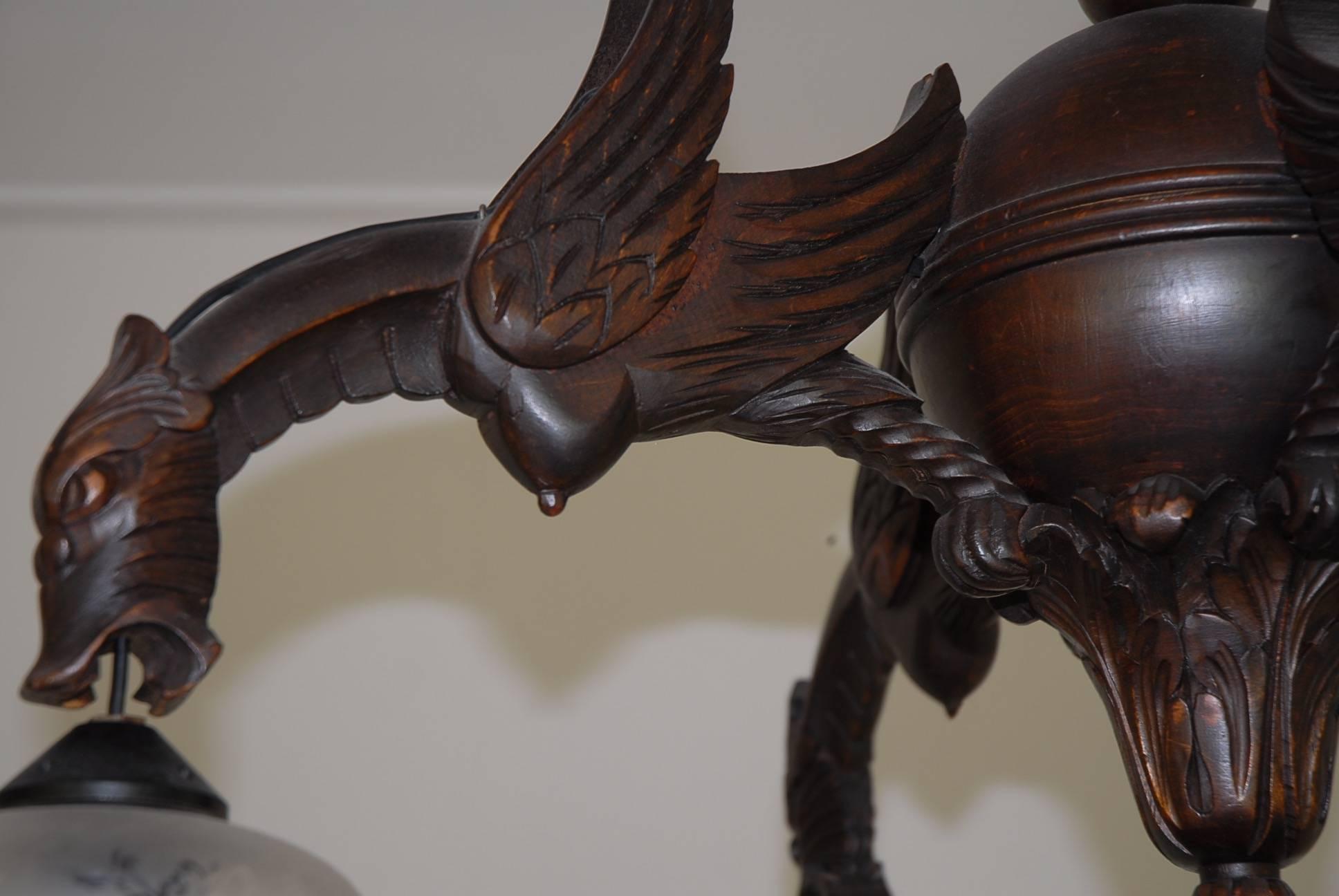 Antike, handgefertigte, gotische Hängelampe mit vier Armen und geflügeltem Drachen, 1900 (Holz) im Angebot
