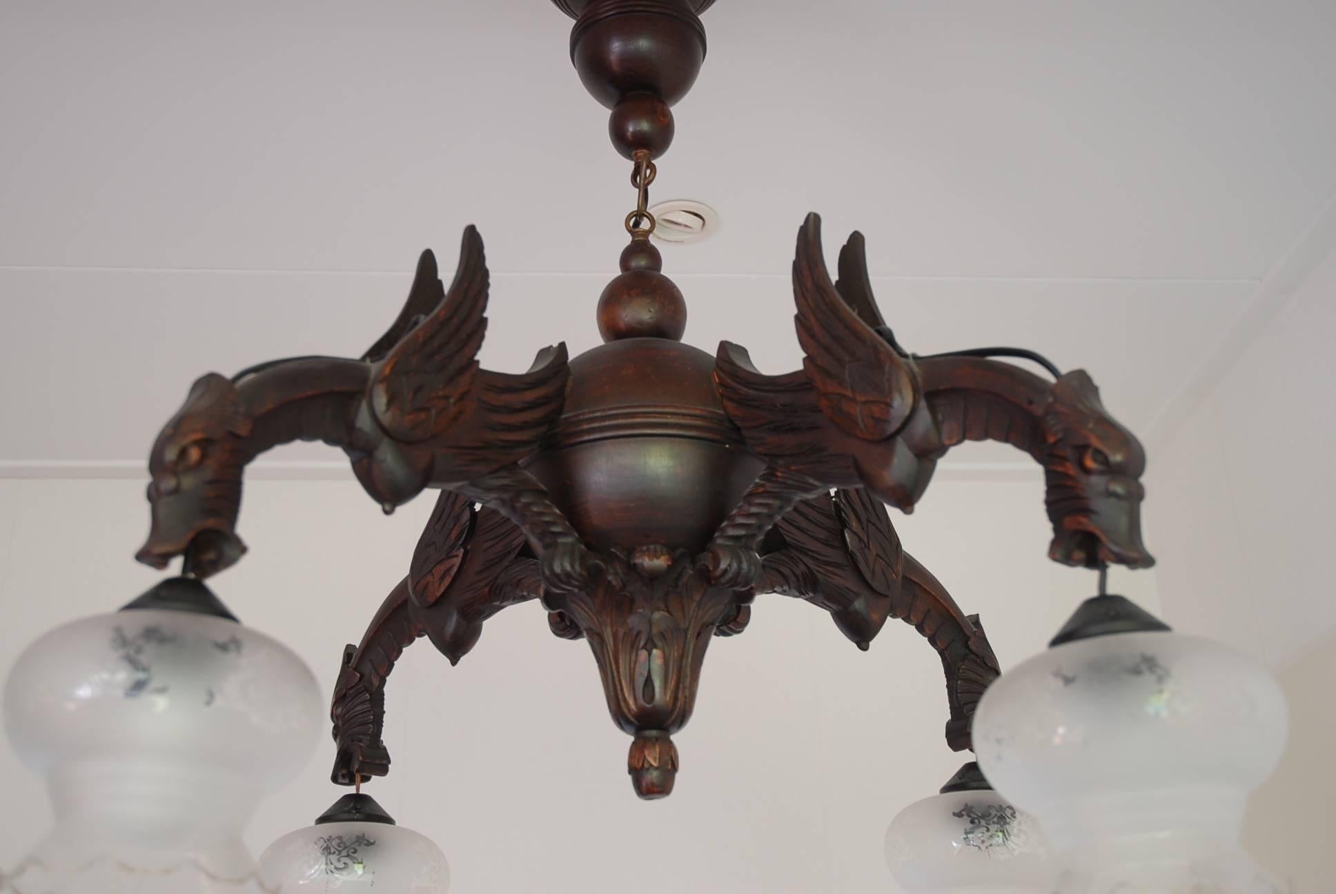 Antike, handgefertigte, gotische Hängelampe mit vier Armen und geflügeltem Drachen, 1900 im Angebot 1