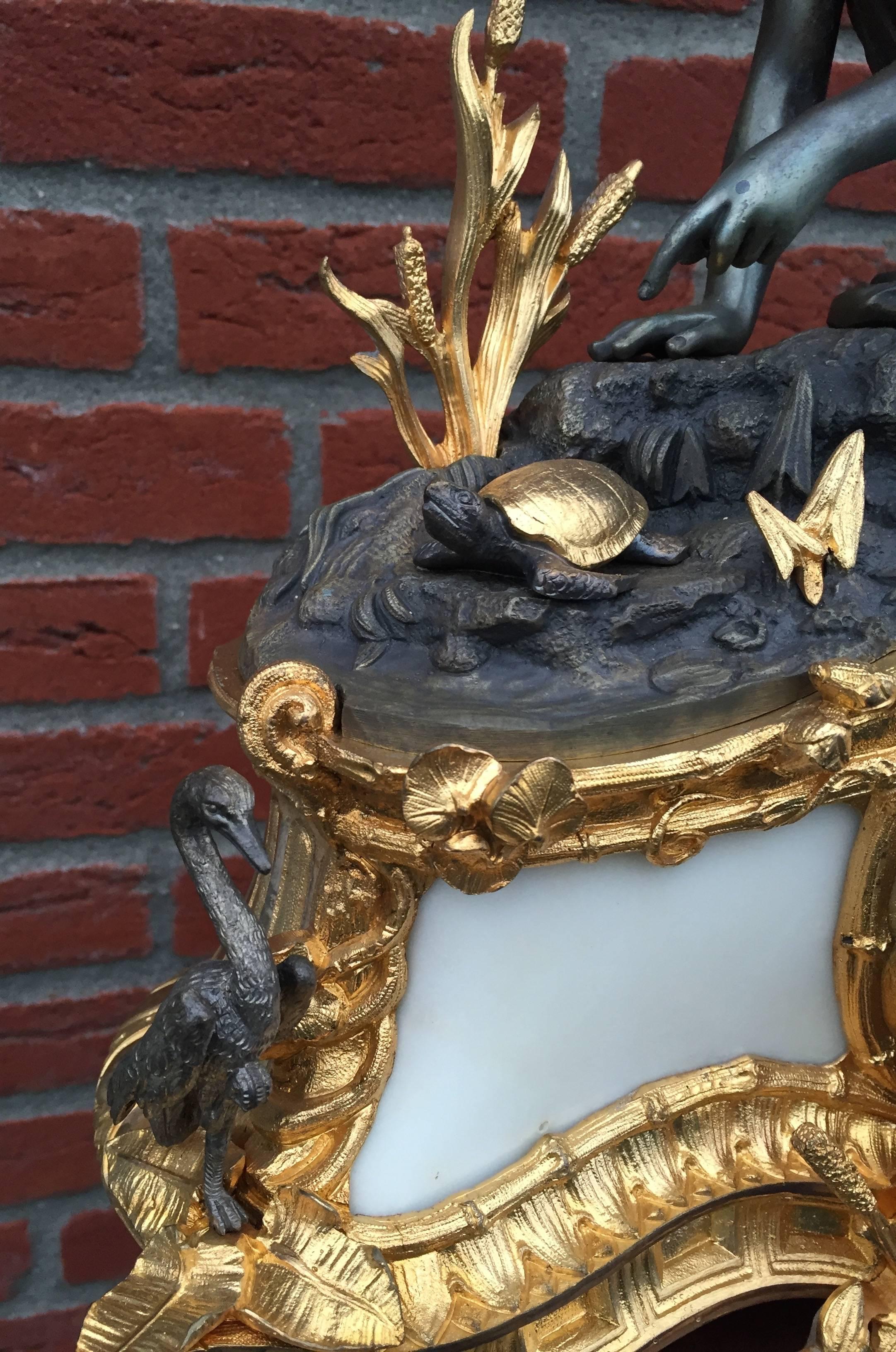 Français Superbe horloge de cheminée ancienne en bronze doré et argenté avec nymphes et animaux rares