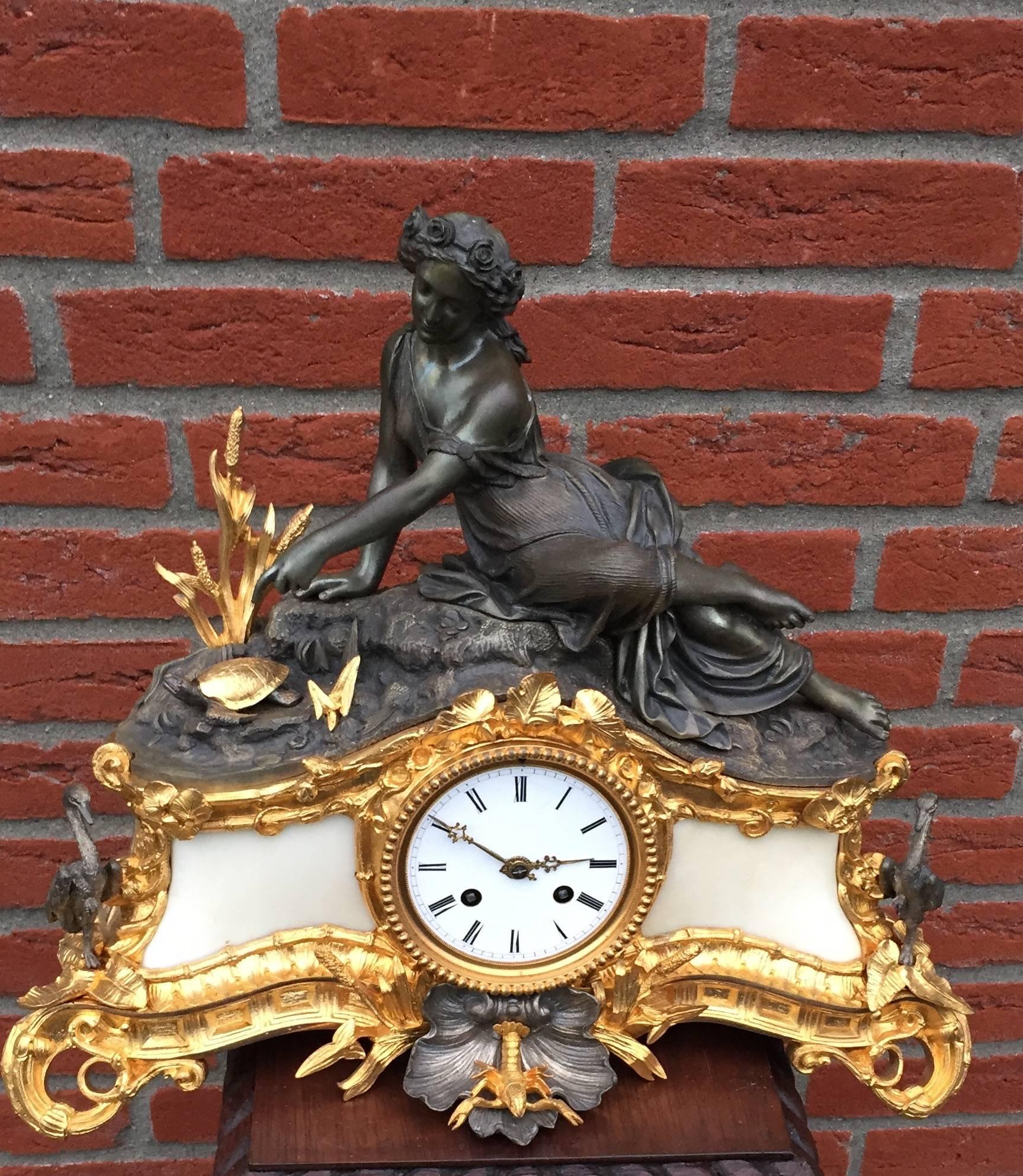 Superbe horloge de cheminée ancienne en bronze doré et argenté avec nymphes et animaux rares Excellent état à Lisse, NL