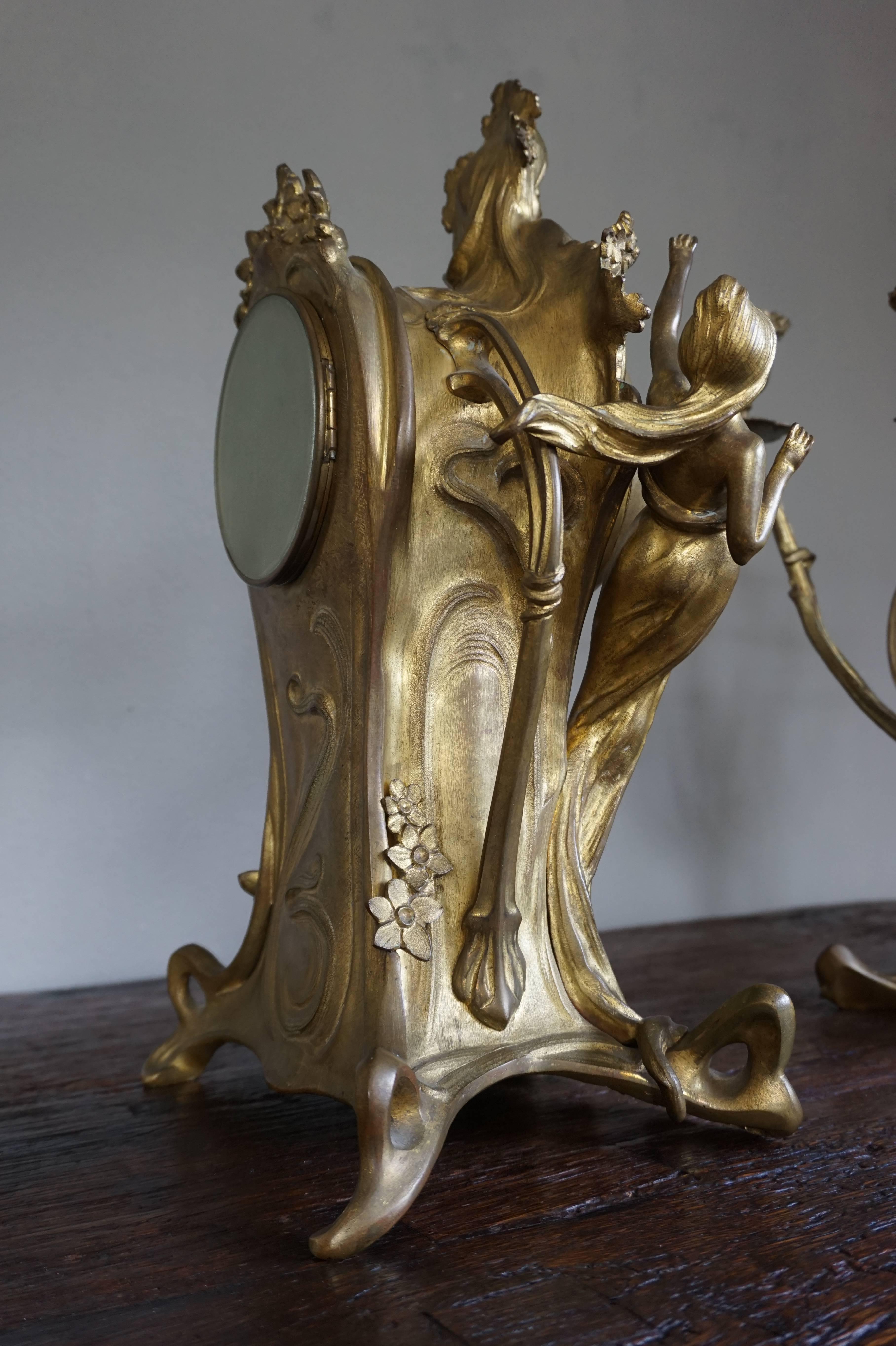 Pendule de cheminée Art Nouveau en bronze doré avec sculpture de femme et 2 candélabres assortis en vente 1