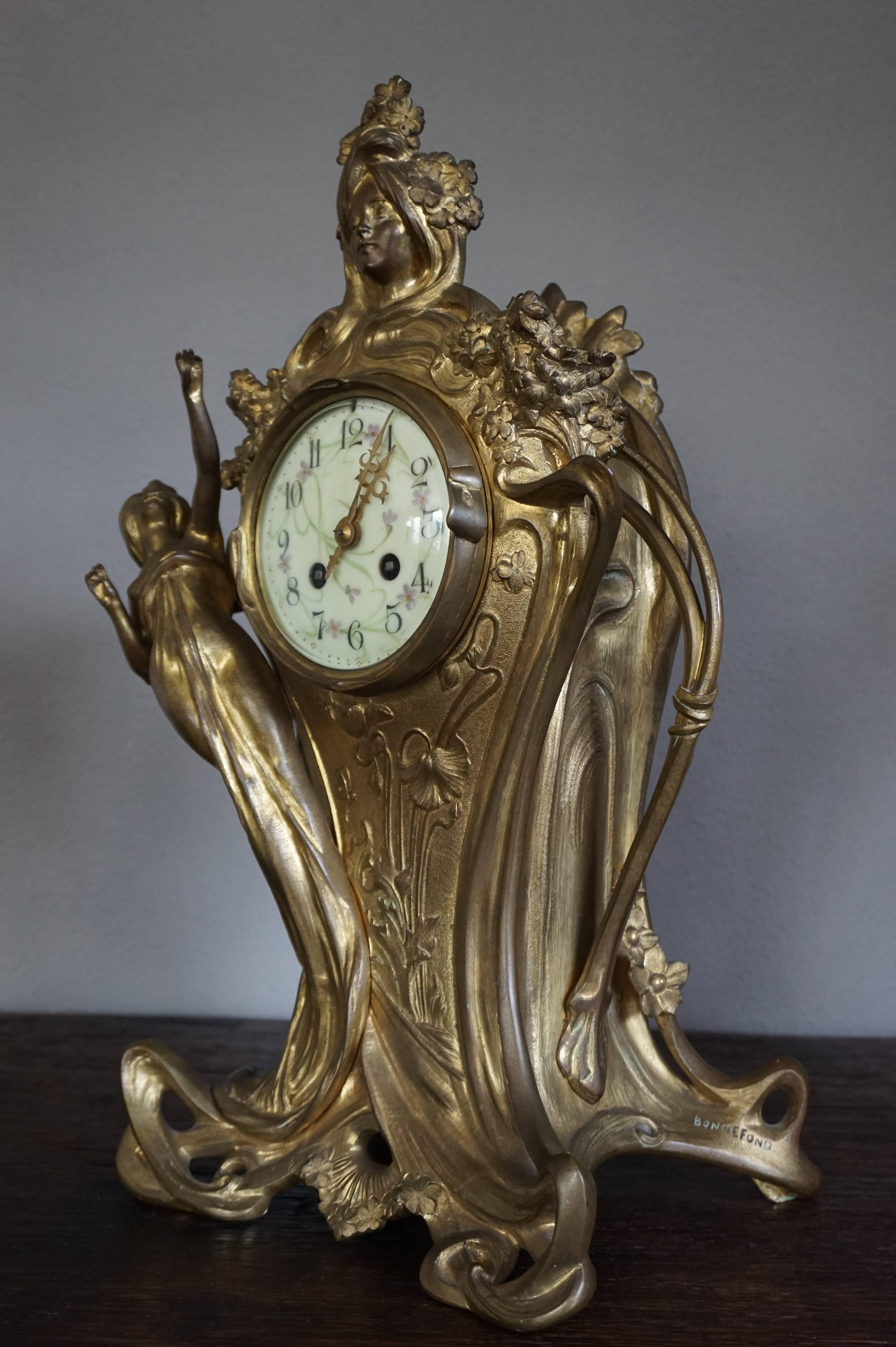 Grande et impressionnante, garniture d'horloge signée Bonnefond avec des sculptures de dame en bronze de haute qualité.

Cette garniture d'horloge Art nouveau est dans le merveilleux style de l'école de Nancy. La dame vibrante sur le côté gauche du