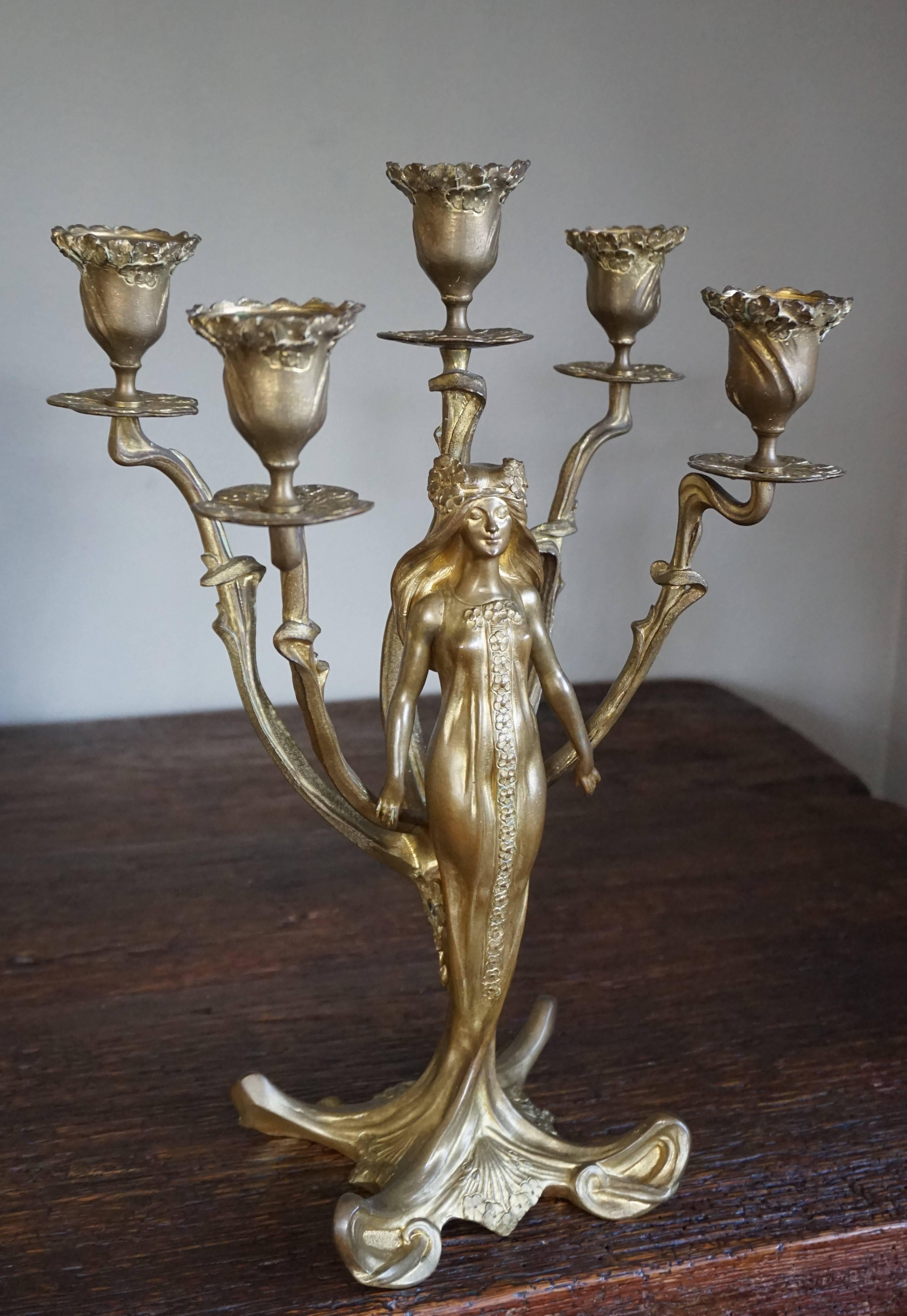 Pendule de cheminée Art Nouveau en bronze doré avec sculpture de femme et 2 candélabres assortis Excellent état - En vente à Lisse, NL