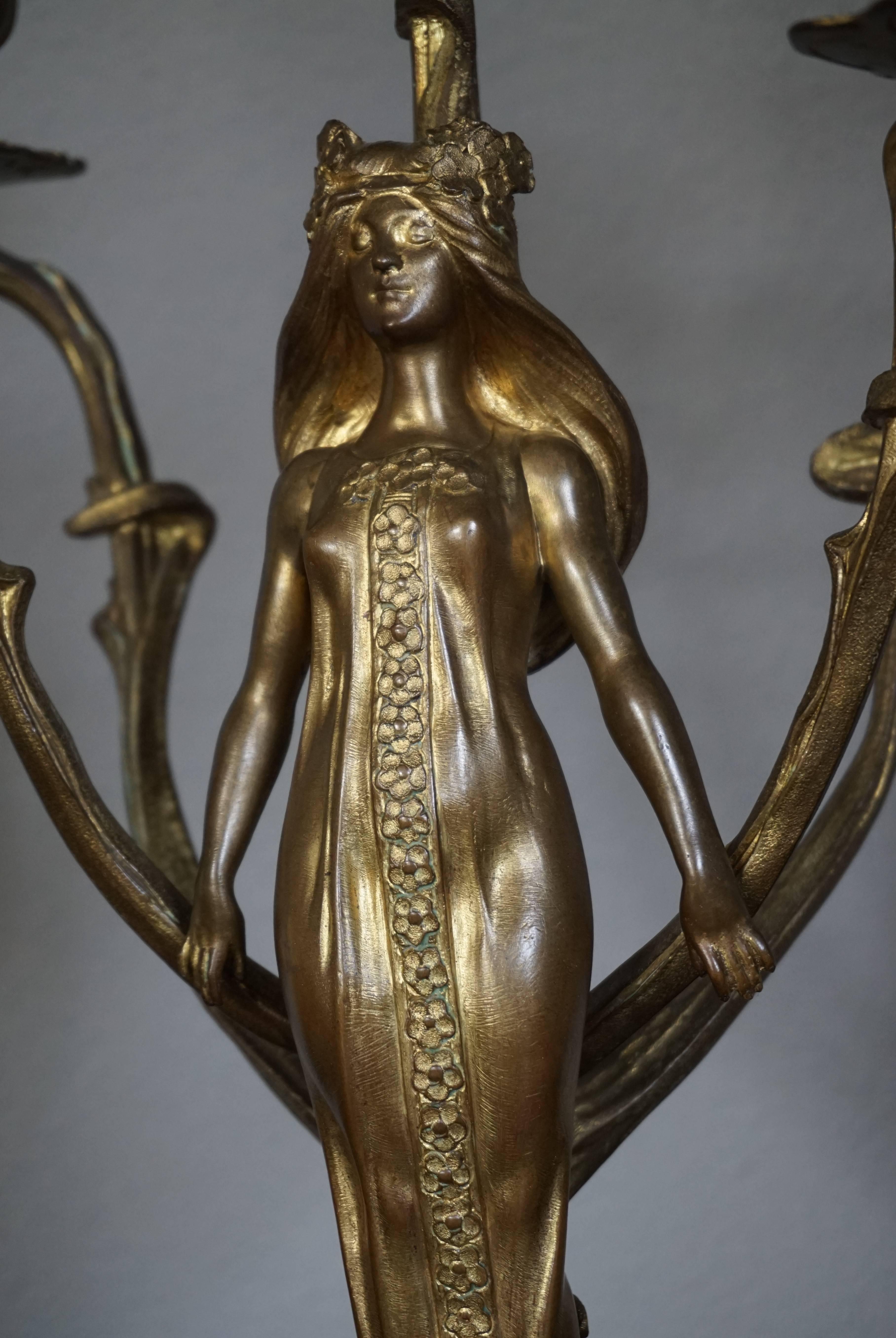 20ième siècle Pendule de cheminée Art Nouveau en bronze doré avec sculpture de femme et 2 candélabres assortis en vente