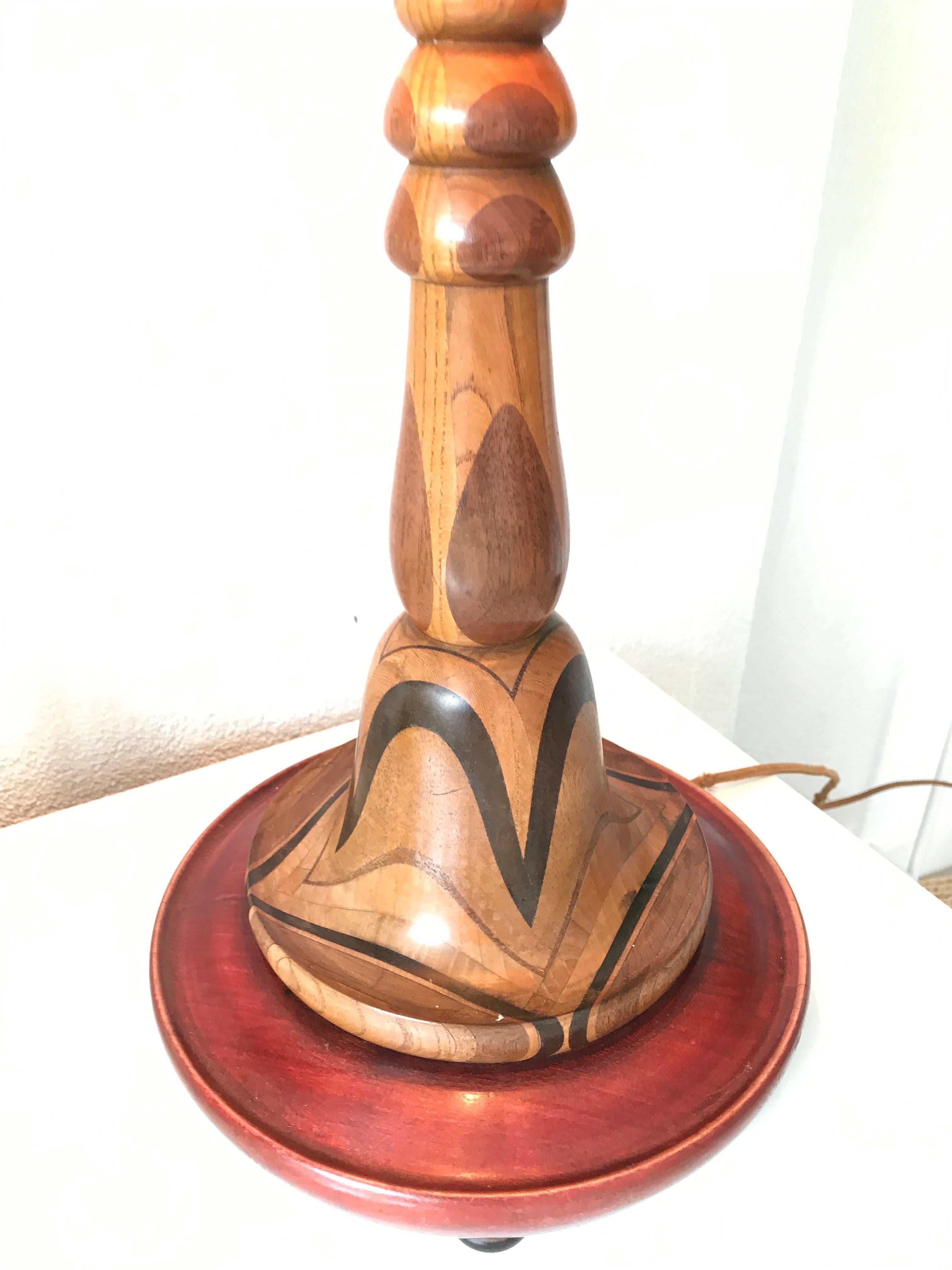 Seltene und handgefertigte Art-Déco-Schreibtisch- oder Tischlampe mit atemberaubenden Holzmotiven (Europäisch) im Angebot