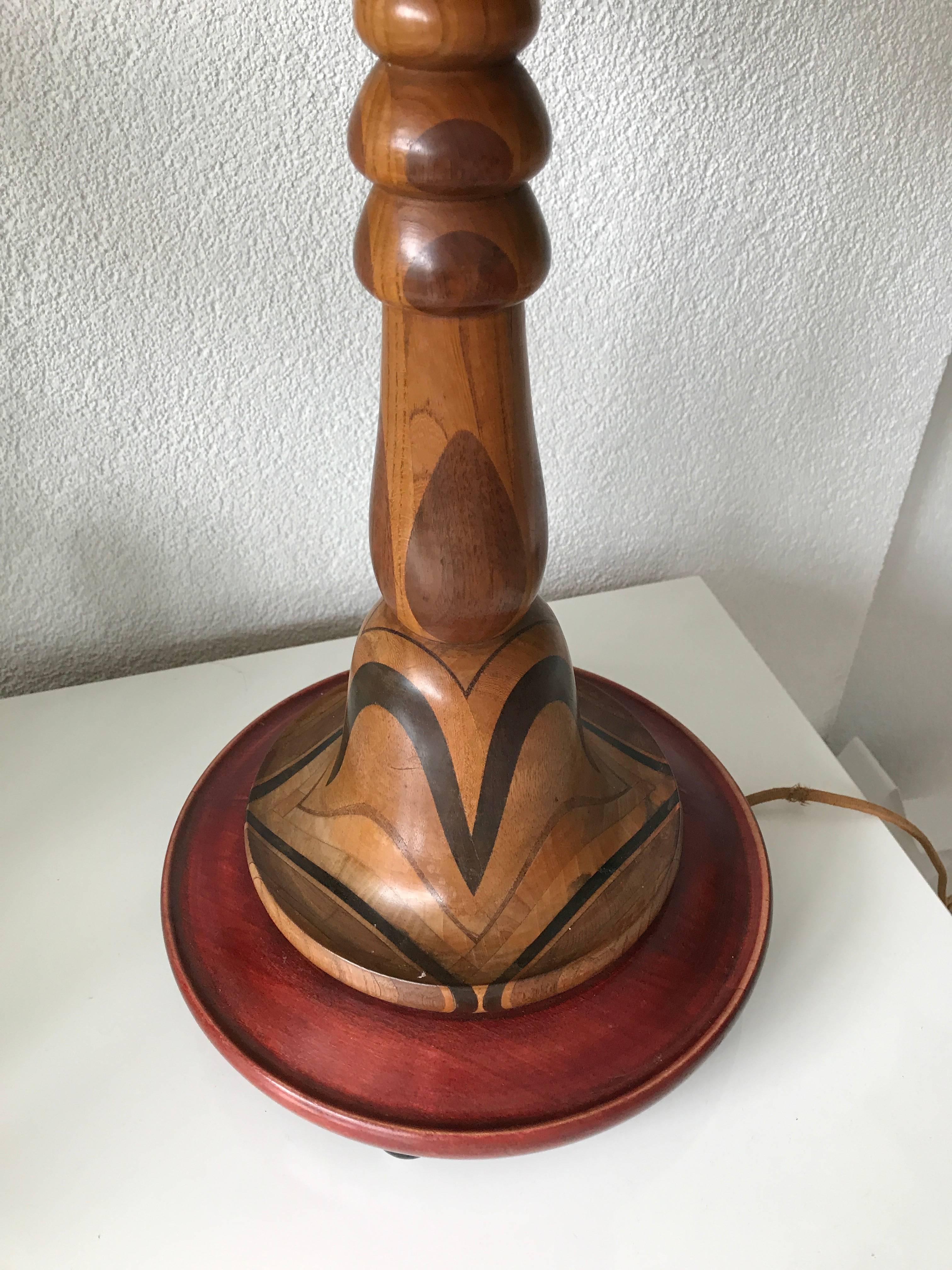 Seltene und handgefertigte Art-Déco-Schreibtisch- oder Tischlampe mit atemberaubenden Holzmotiven (20. Jahrhundert) im Angebot