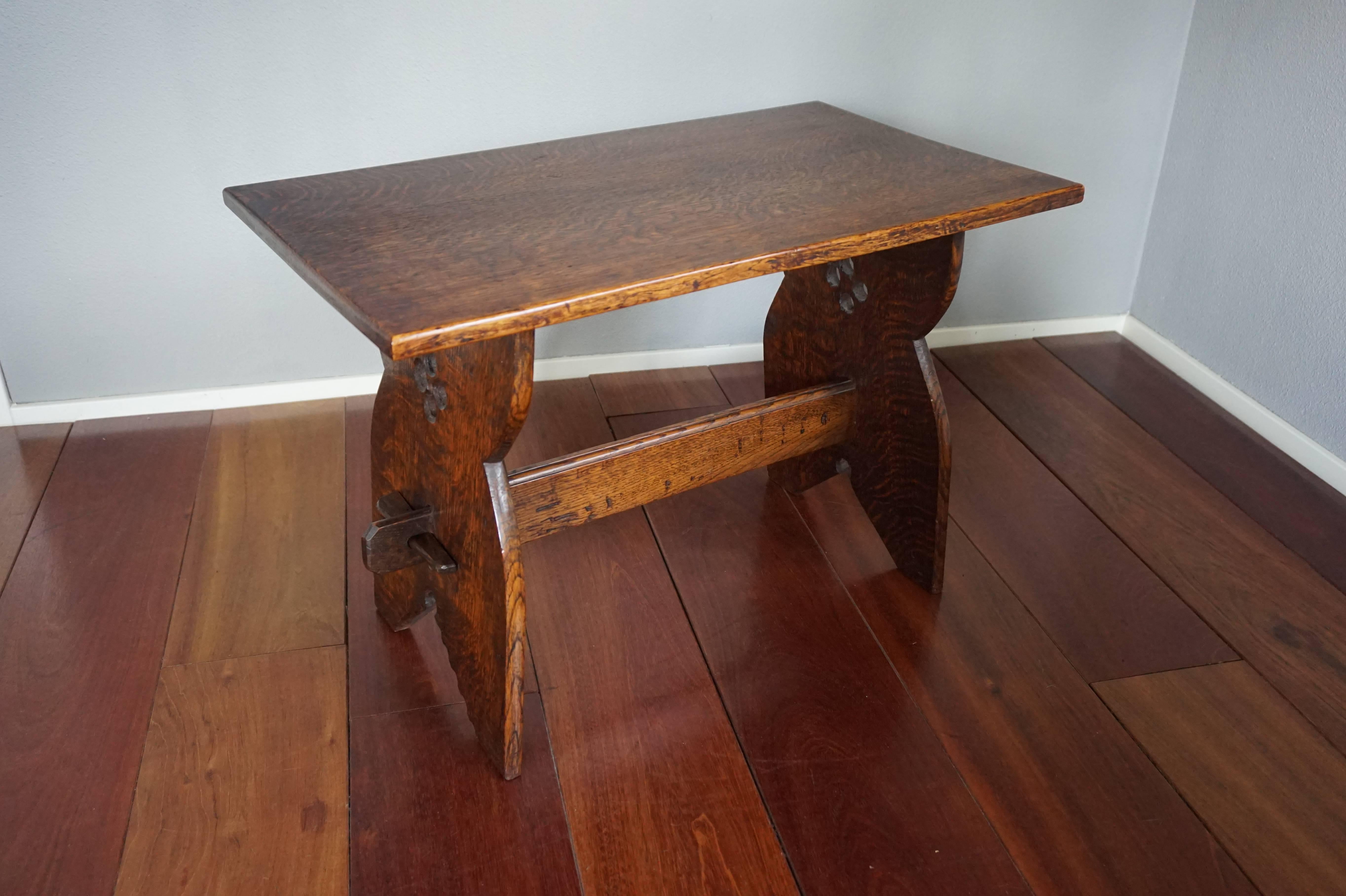 Early 20th Century Arts and Crafts Solid Tiger Oak Occasional or Side Table In Excellent Condition In Lisse, NL