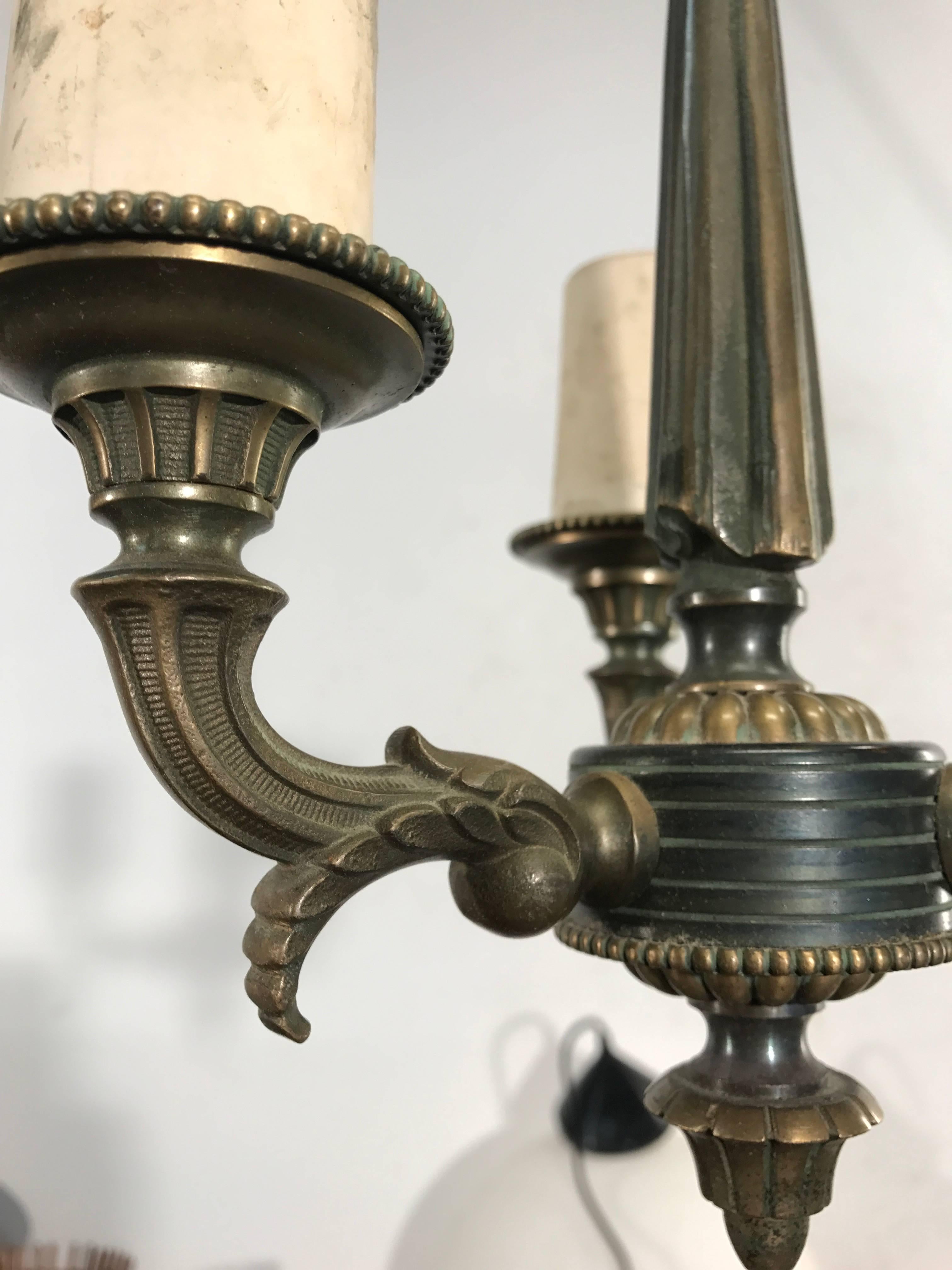 Schöne und schöne Bronze-Kronleuchter / Pendelleuchte im Napoleon-/Empire-Stil (Patiniert) im Angebot