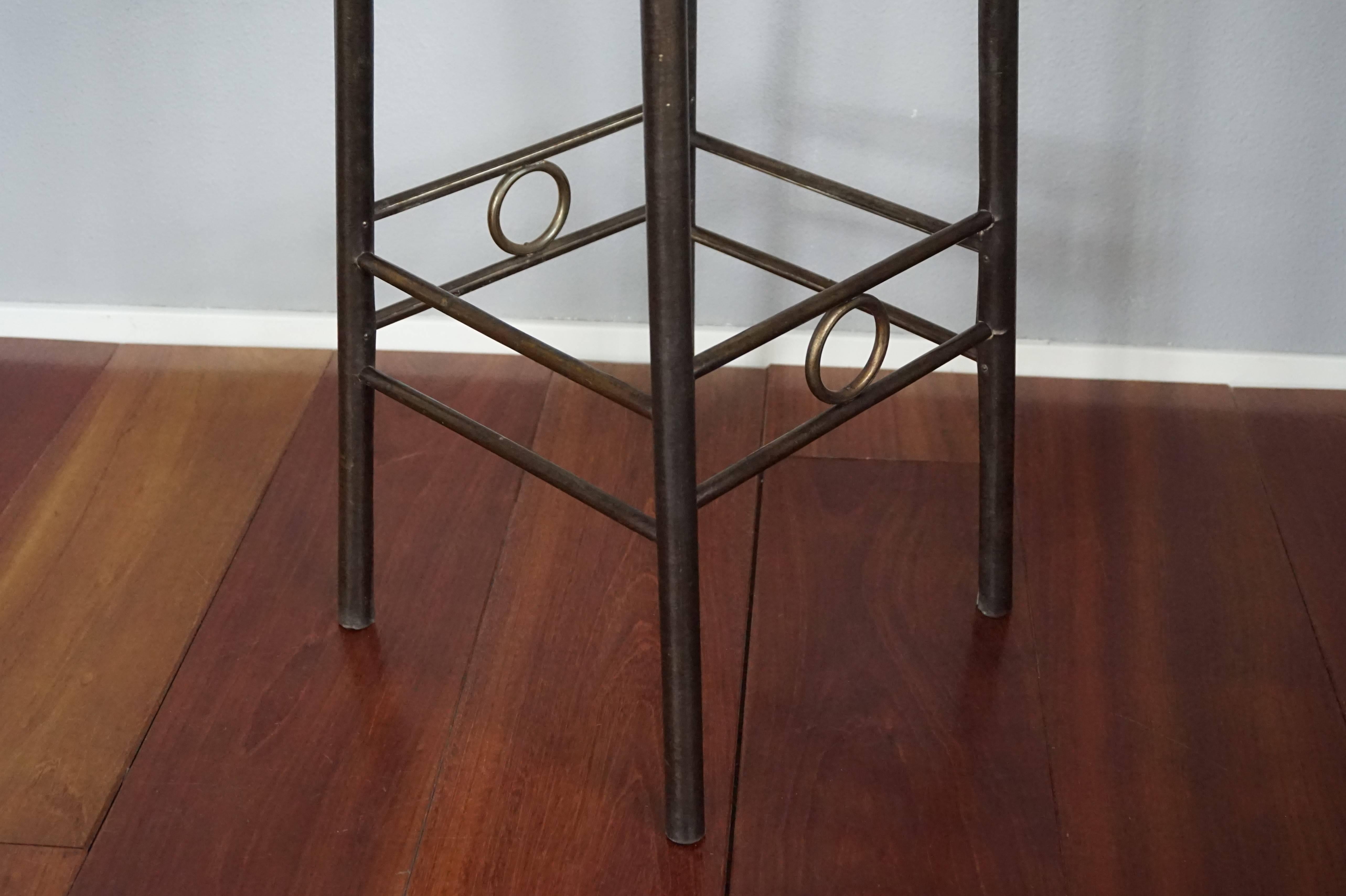 Viennese Secession Brass Plant Stand with Solid Oak Top Kolomon Moser Style In Good Condition For Sale In Lisse, NL