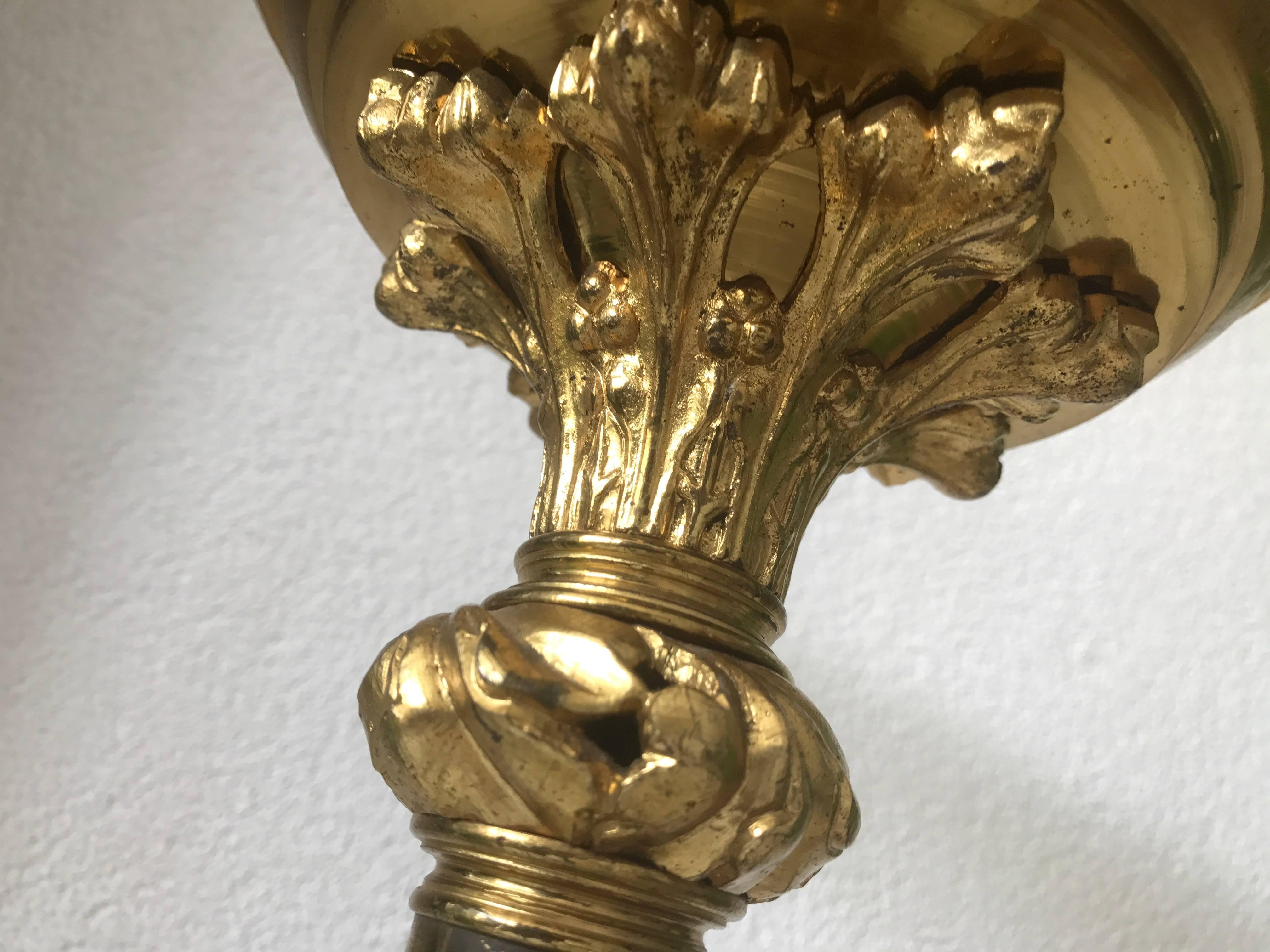 Impressionnant chandelier chimère en bronze doré ancien de style néo-gothique, de grande taille, France Excellent état - En vente à Lisse, NL