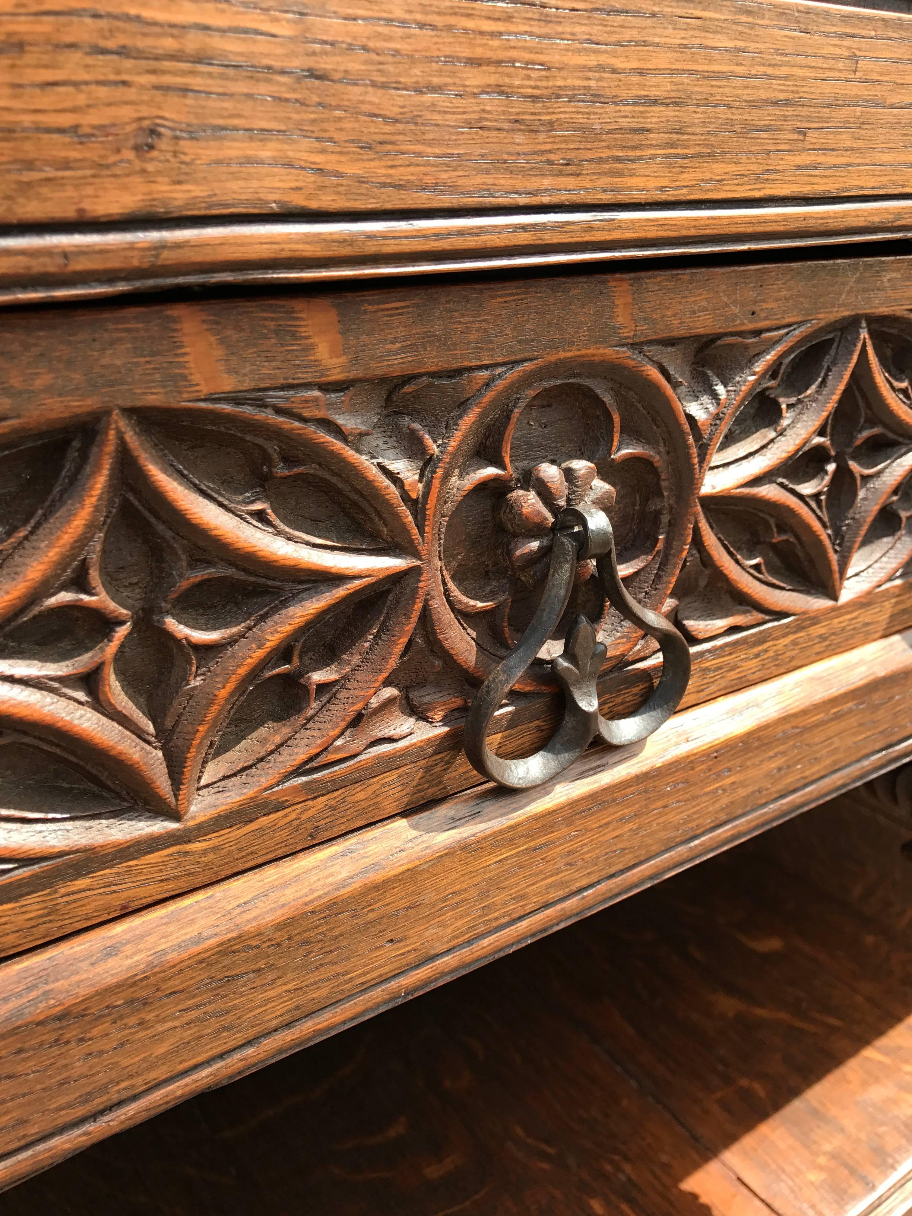 Gothic Revival Carved Oak Cabinet Depicting The Annunciation To The Virgin Mary In Excellent Condition In Lisse, NL