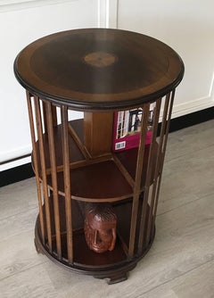 Vieille table tournante de bibliothèque en bois de forme cylindrique:: rosace incrustée