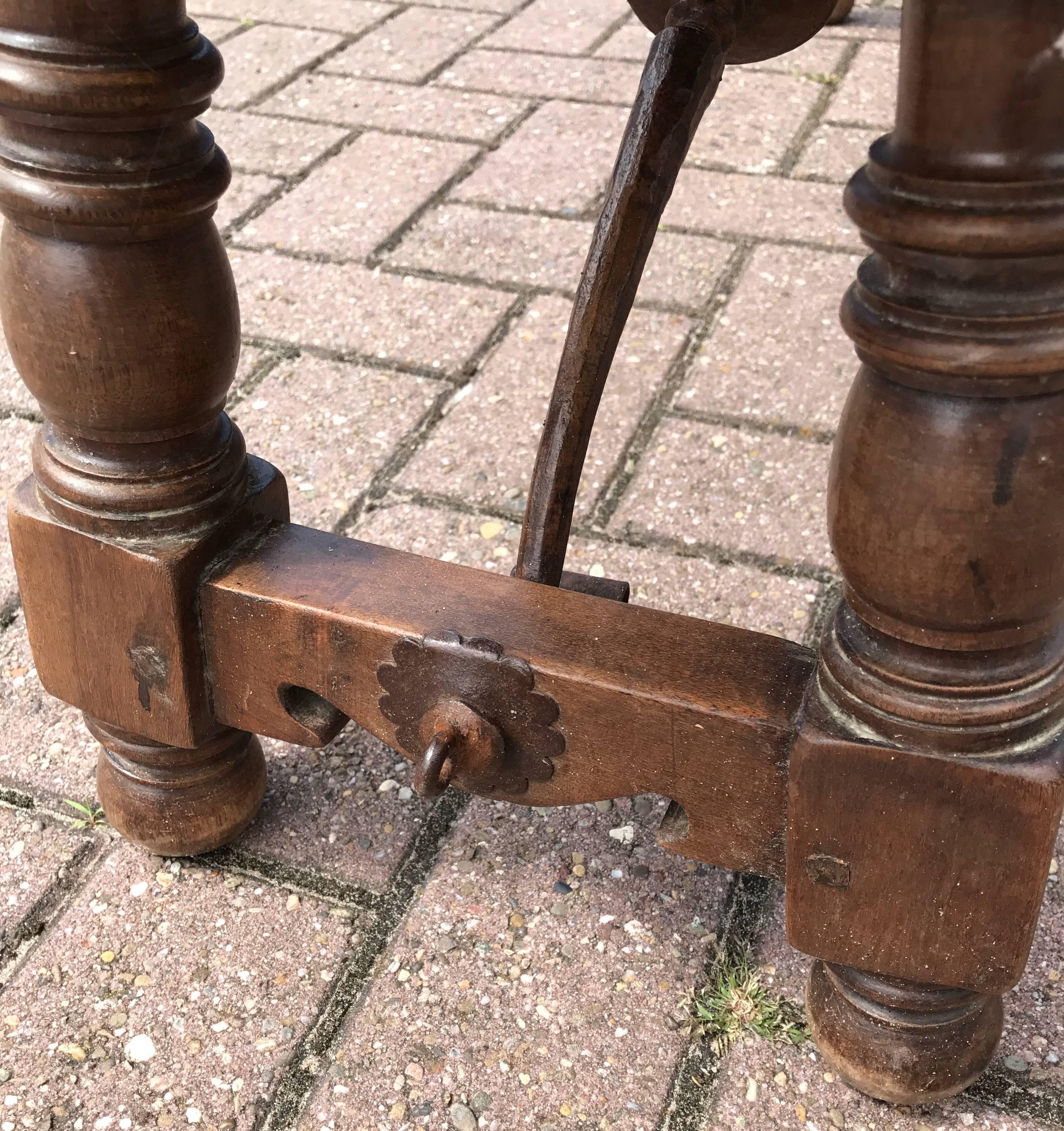 Antique Spanish Hallway Bench or Fireplace Stool Made of Wood and Wrought Iron In Good Condition In Lisse, NL
