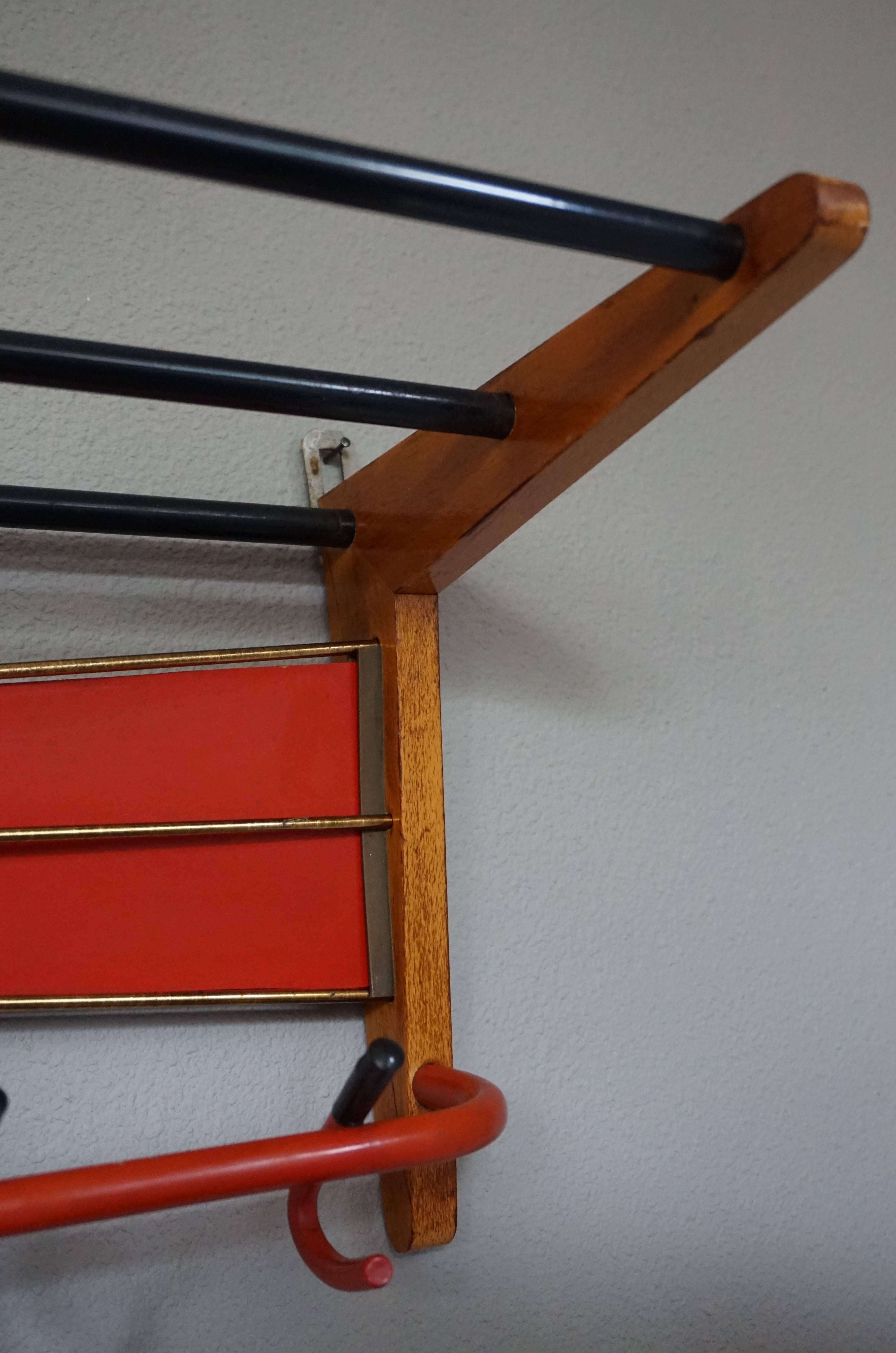 Mid-Century Modern Wood, Brass and Plastic, Red and Black Coat and Hat Rack In Excellent Condition For Sale In Lisse, NL