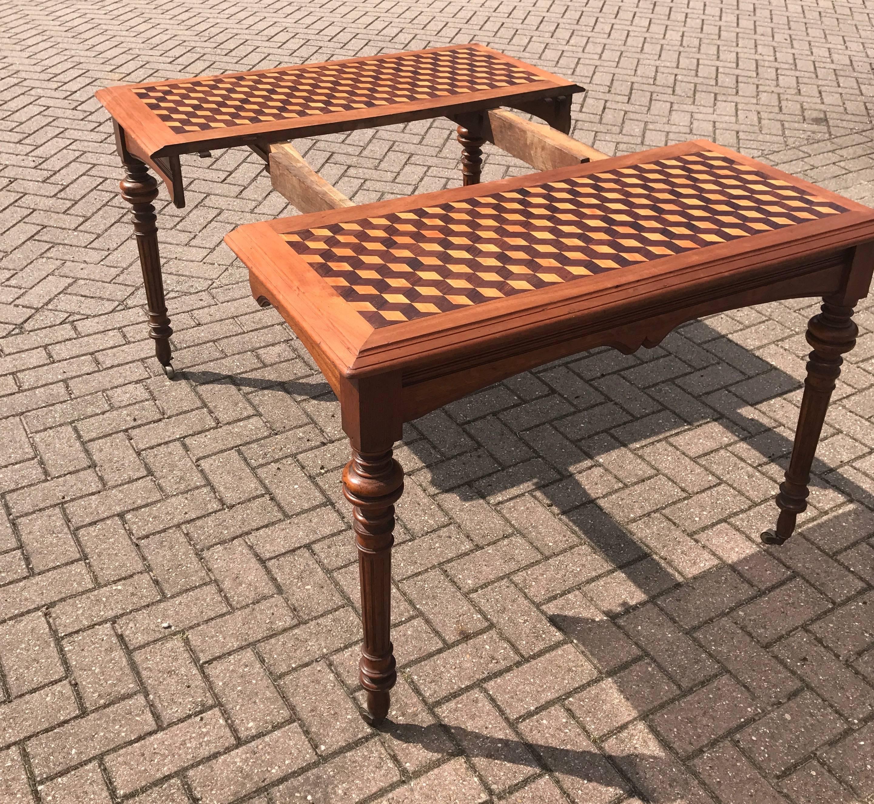 Impresionante Mesa de Centro Cuadrada Antigua con Incrustaciones de Marquetería, Madera de Nogal Francés sobre Ruedas en venta 4