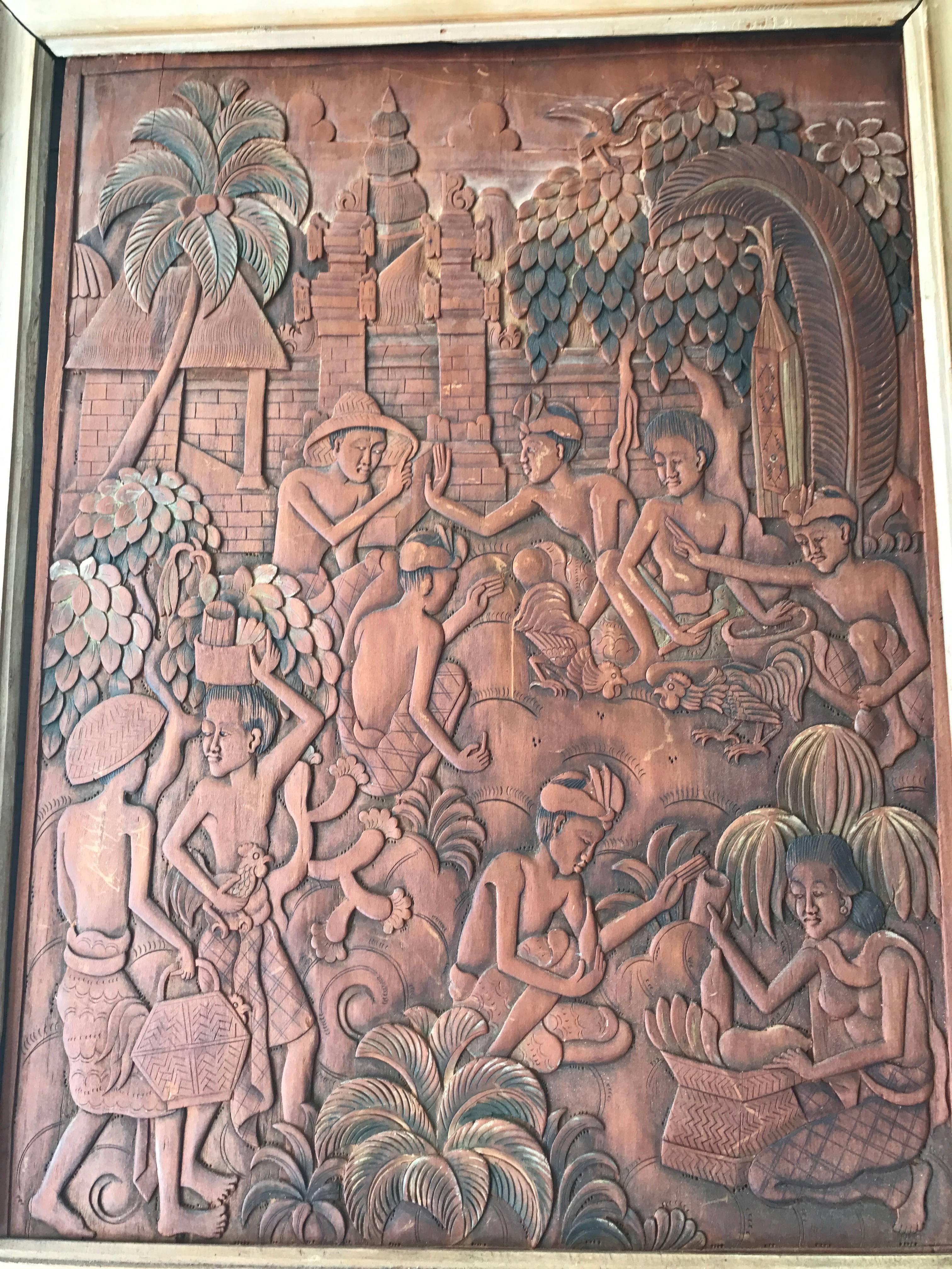 Panneau mural sculpté de qualité muséale dans un cadre en bois.

Les combats de coqs sont une forme populaire de divertissement local à Bali. Elles sont souvent organisées dans le cadre de cérémonies de purification visant à débarrasser un village