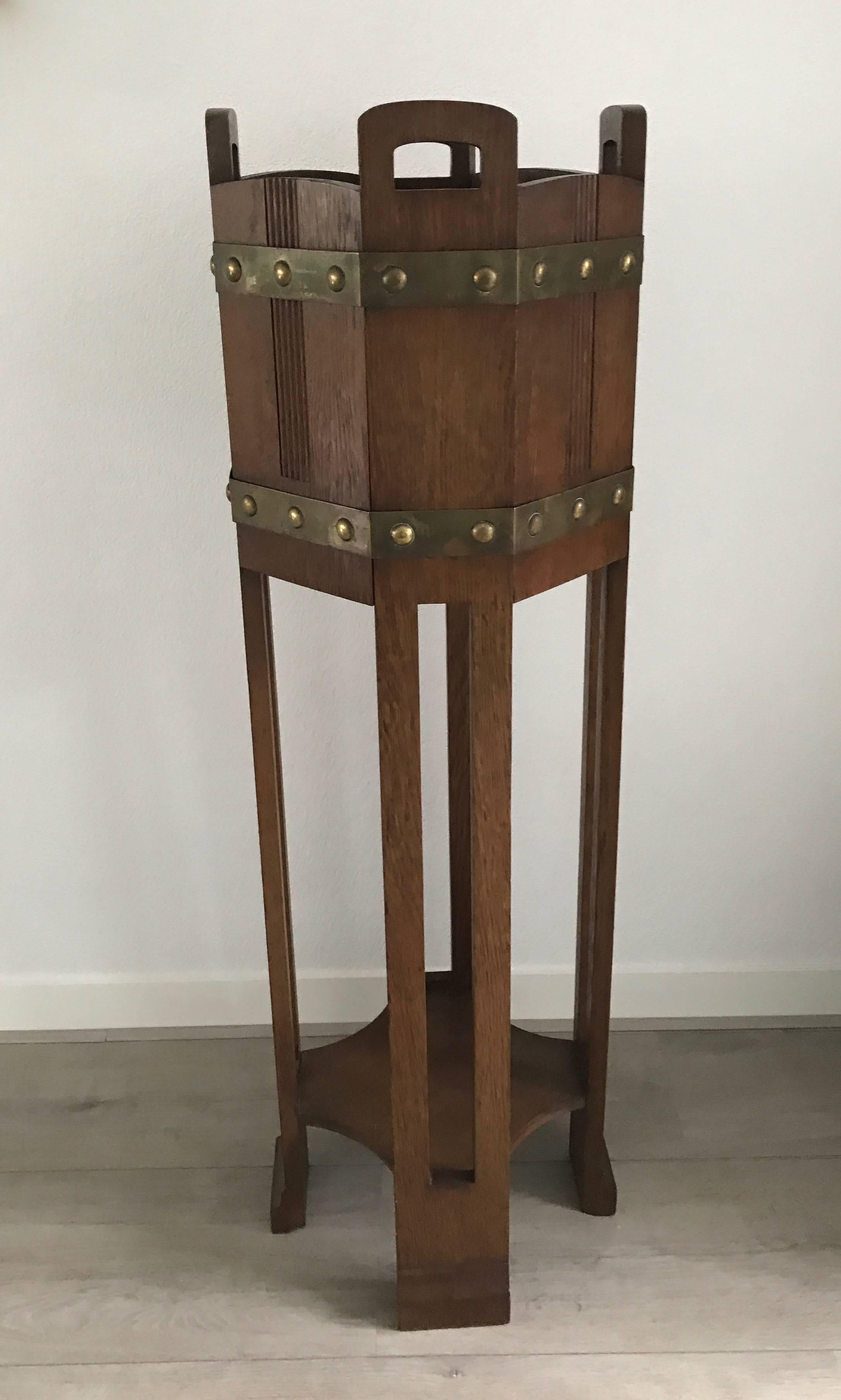 Large Arts & Crafts Hand-Crafted Oak Jardiniere / Plant Stand with Copper Bands In Excellent Condition For Sale In Lisse, NL