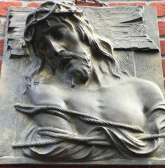 Impresionante y gran placa mural de bronce de un Cristo sufriente de Sylvain Norga