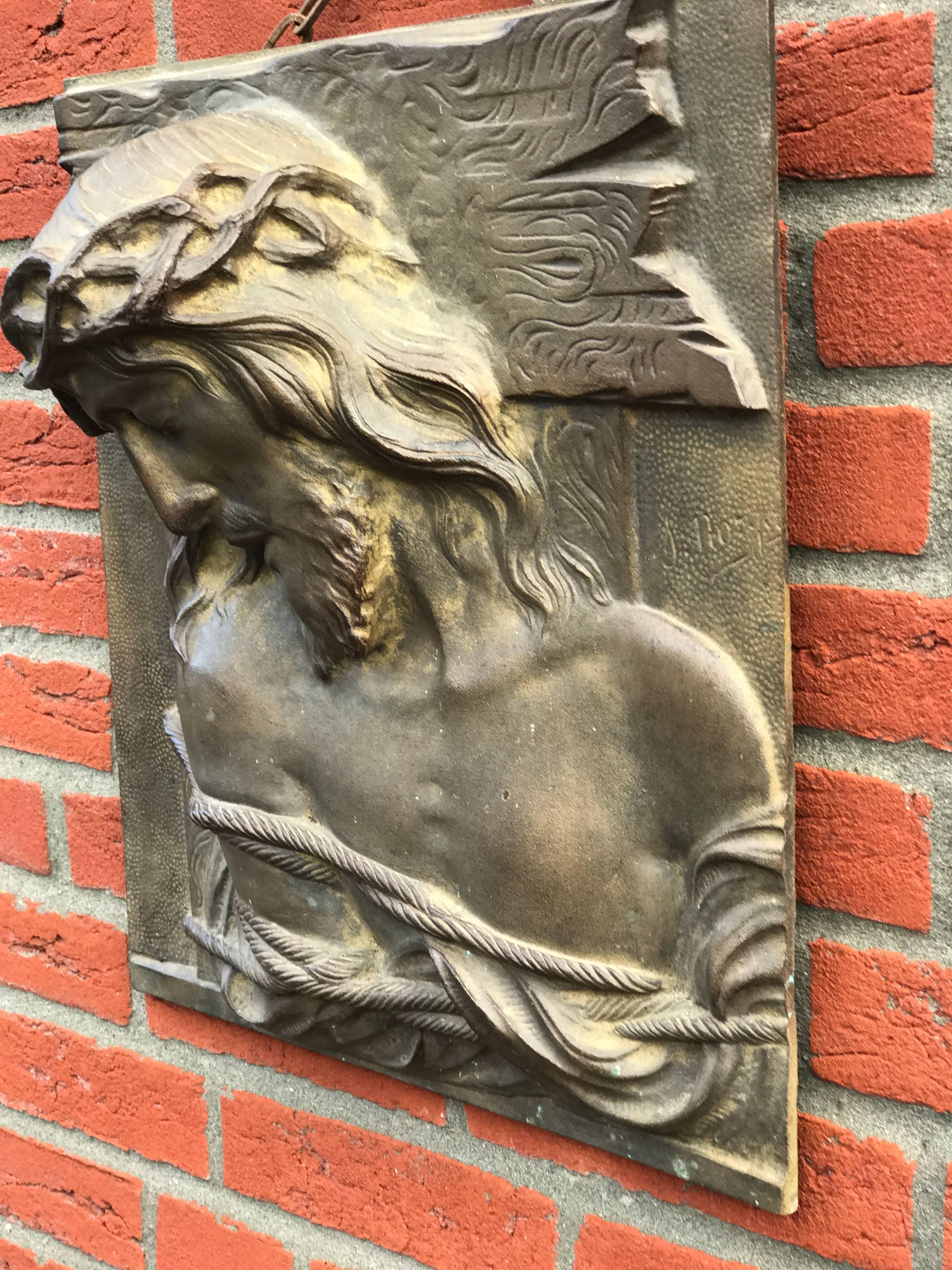 Bronzo Impressionante e grande targa da parete in bronzo raffigurante un Cristo sofferente di Sylvain Norga in vendita