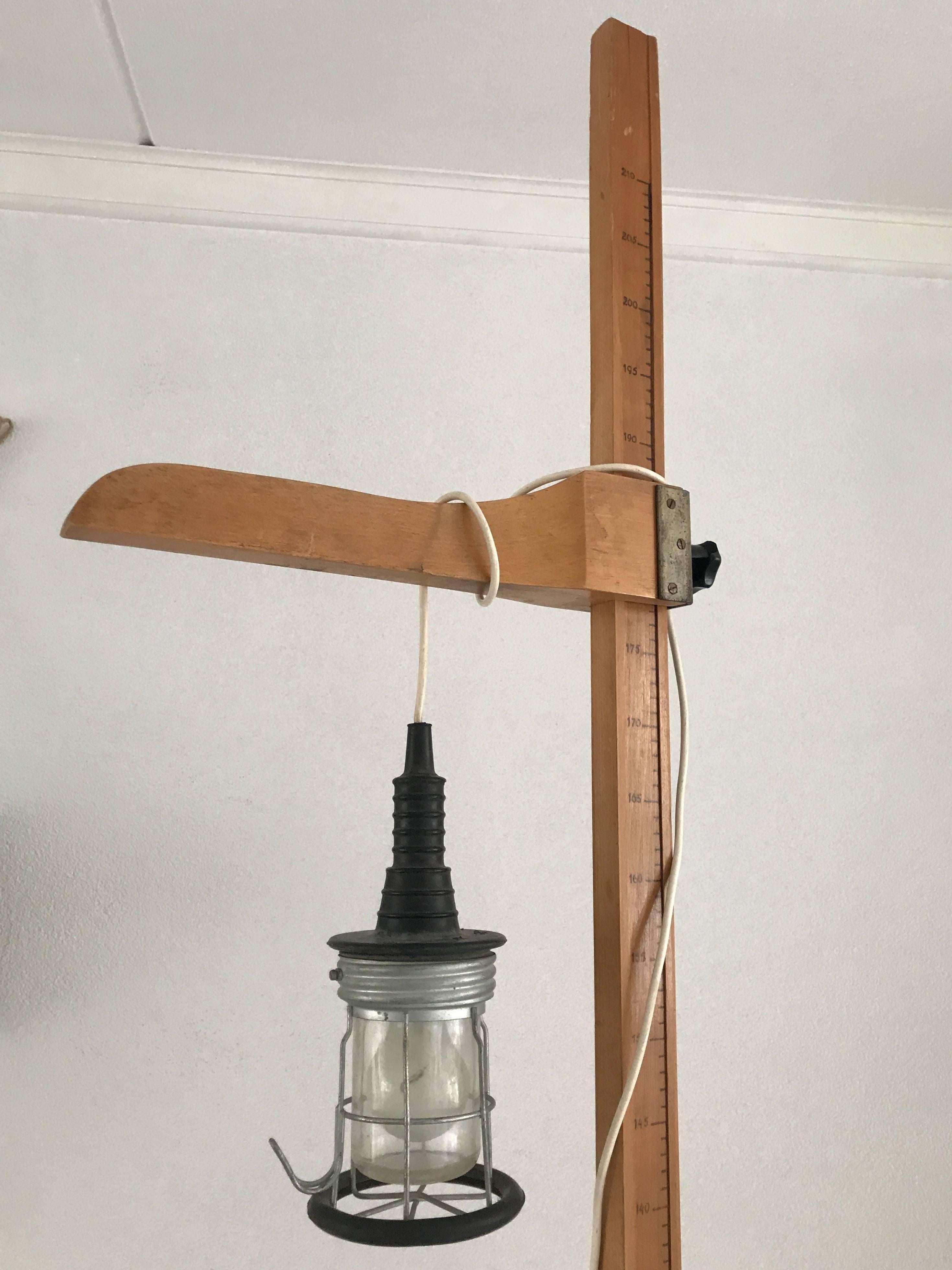 Seltener und kühner 1930er Jahre Vintage-Stehständer aus massivem Buchenholz mit Familienhöhe im Angebot 3