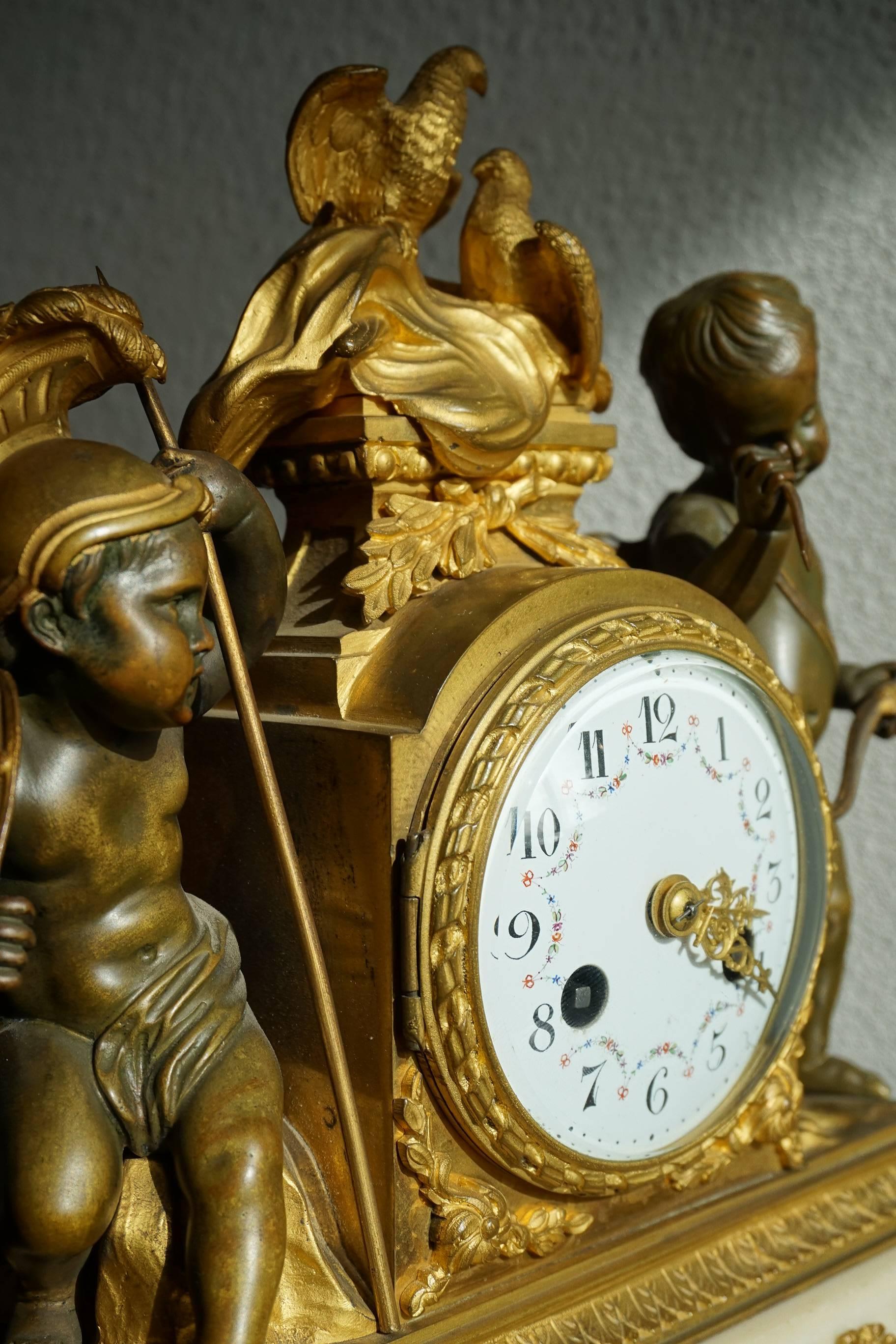 Horloge de cheminée ancienne en bronze doré et patiné représentant Cupidon et soldats en vente 1