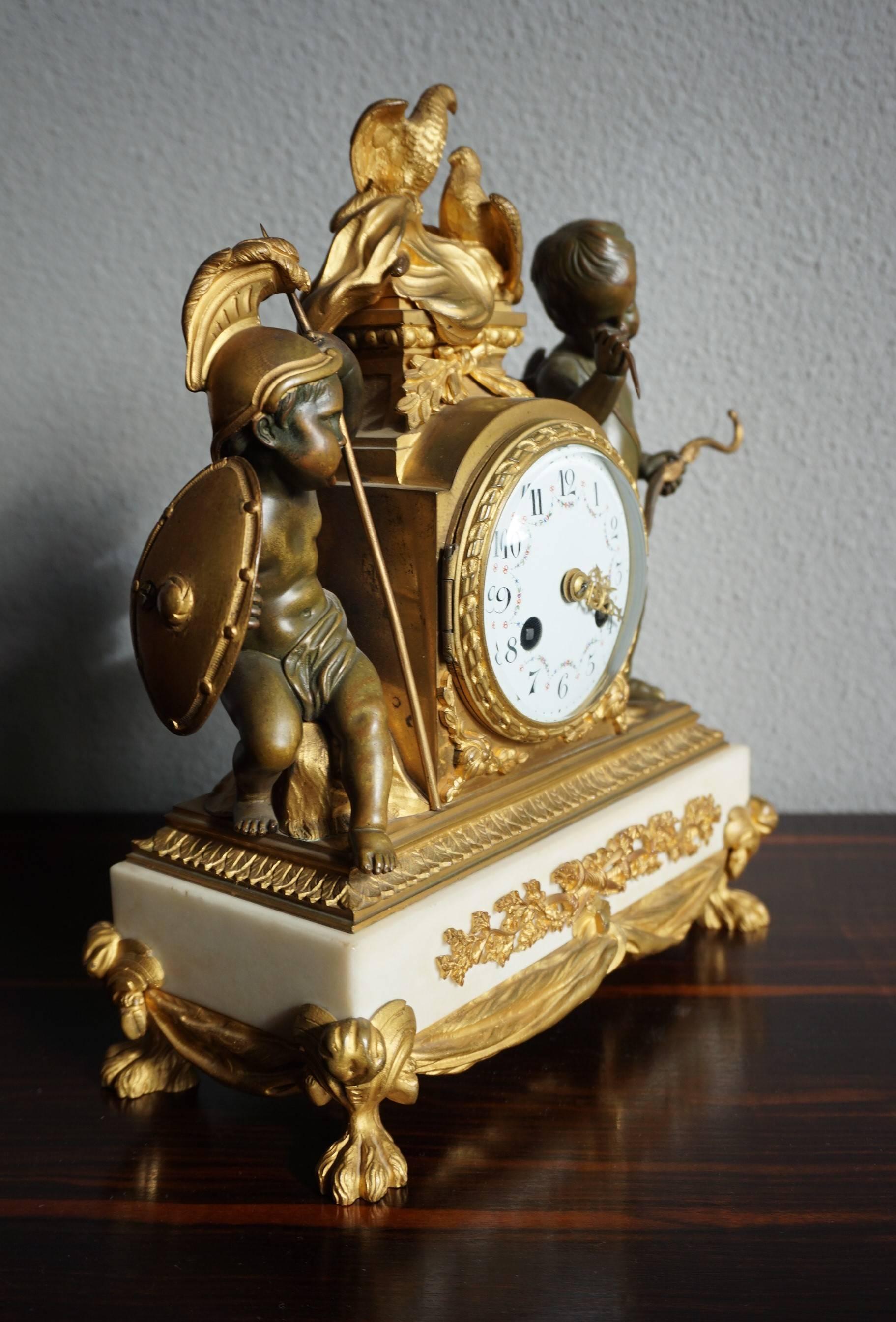 Superbe horloge de cheminée de style Transition française datant des années 1850.

Cette merveilleuse et significative horloge de cheminée parisienne est une rare édition du XIXe siècle d'un dessin du XVIIIe siècle de Charles Le Roy. Il n'y a que