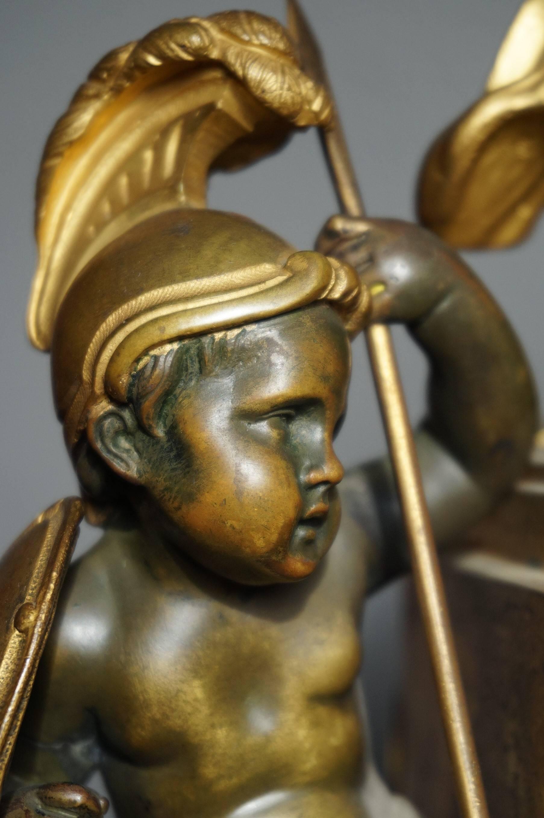 Français Horloge de cheminée ancienne en bronze doré et patiné représentant Cupidon et soldats en vente