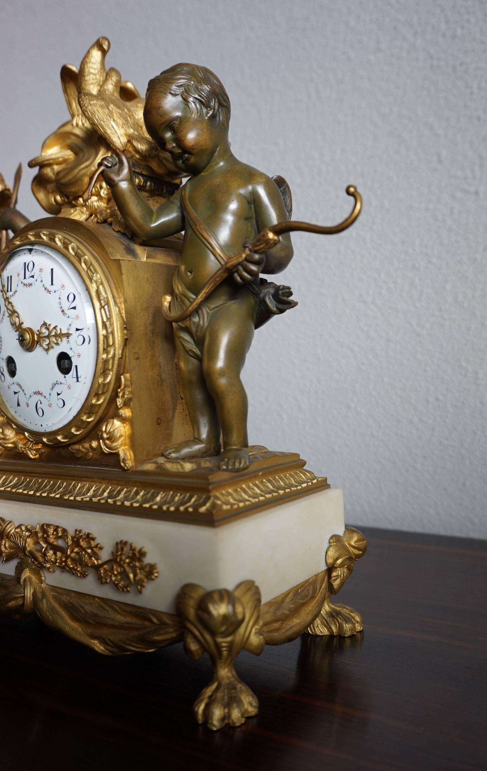 Biseauté Horloge de cheminée ancienne en bronze doré et patiné représentant Cupidon et soldats en vente