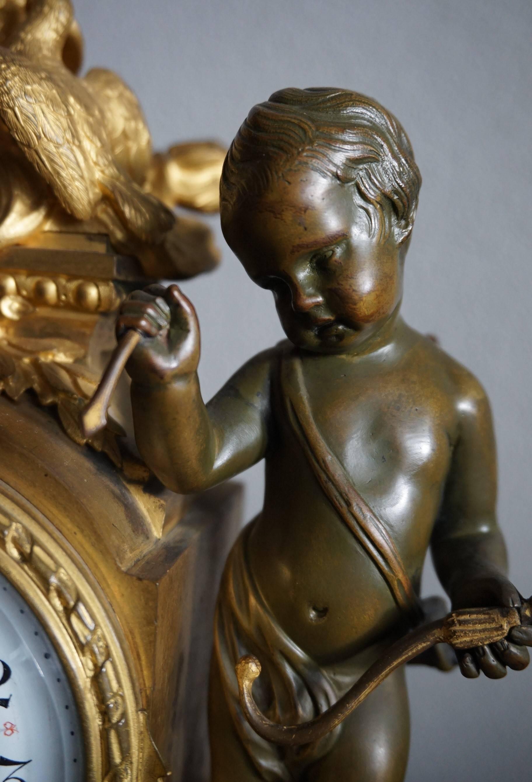 Antike Kaminuhr aus vergoldeter Bronze und patiniertem Amor und Soldaten, Love Overcomes War, antik (Französisch) im Angebot
