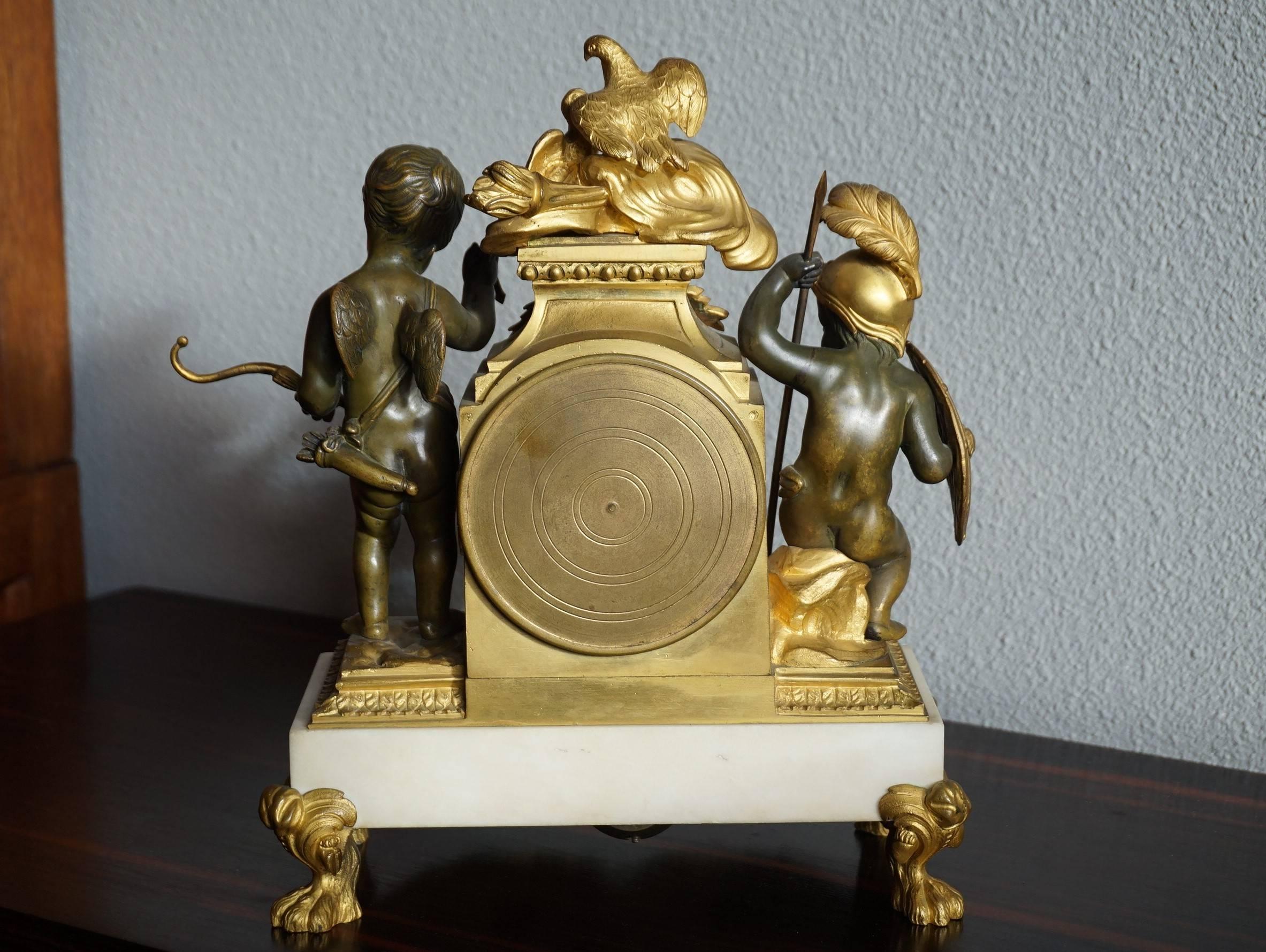 Horloge de cheminée ancienne en bronze doré et patiné représentant Cupidon et soldats en vente 3