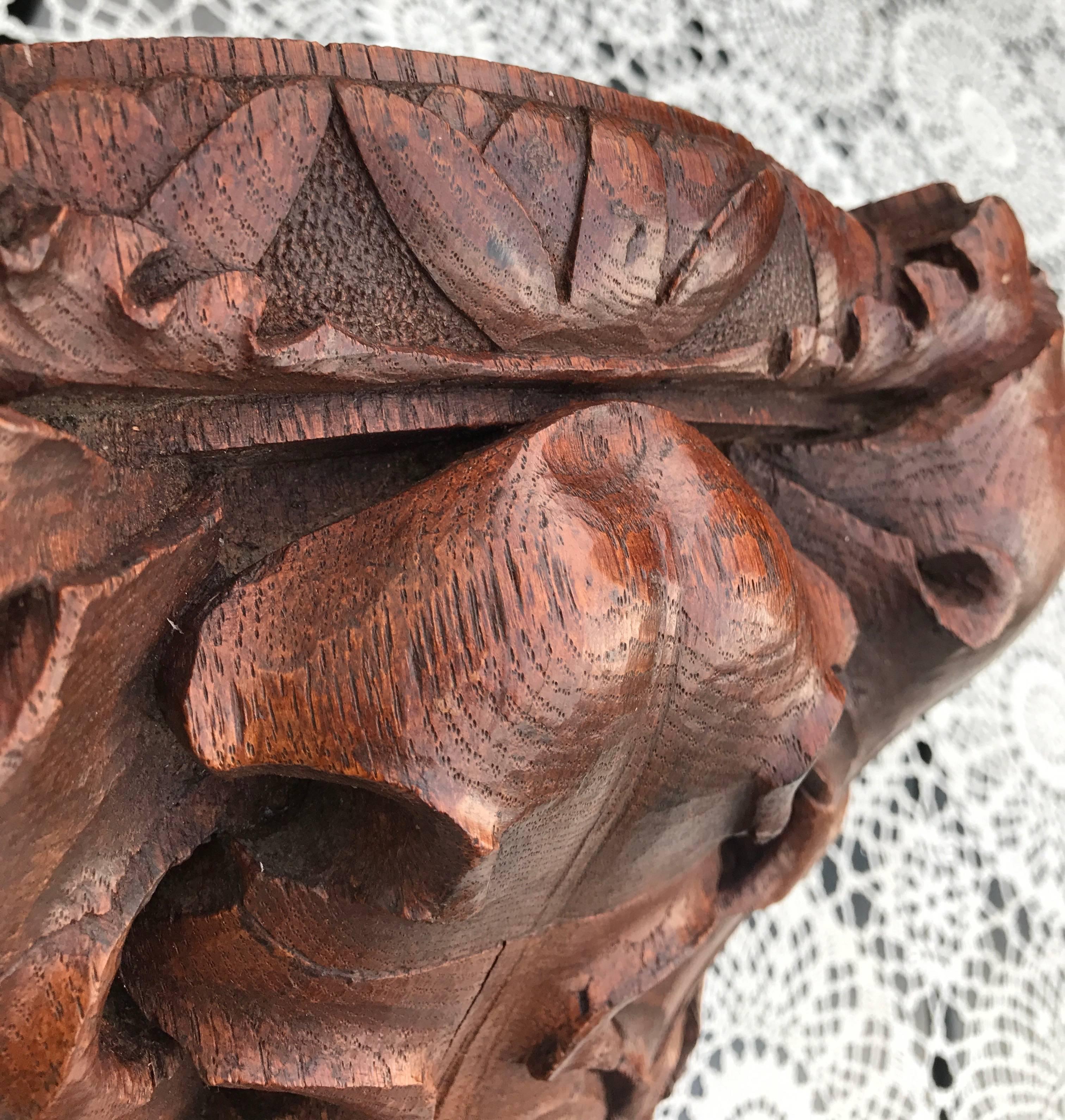 Stunning Antique Quality Carved Solid Oak Gothic Art Wall Bracket or Shelf In Good Condition In Lisse, NL