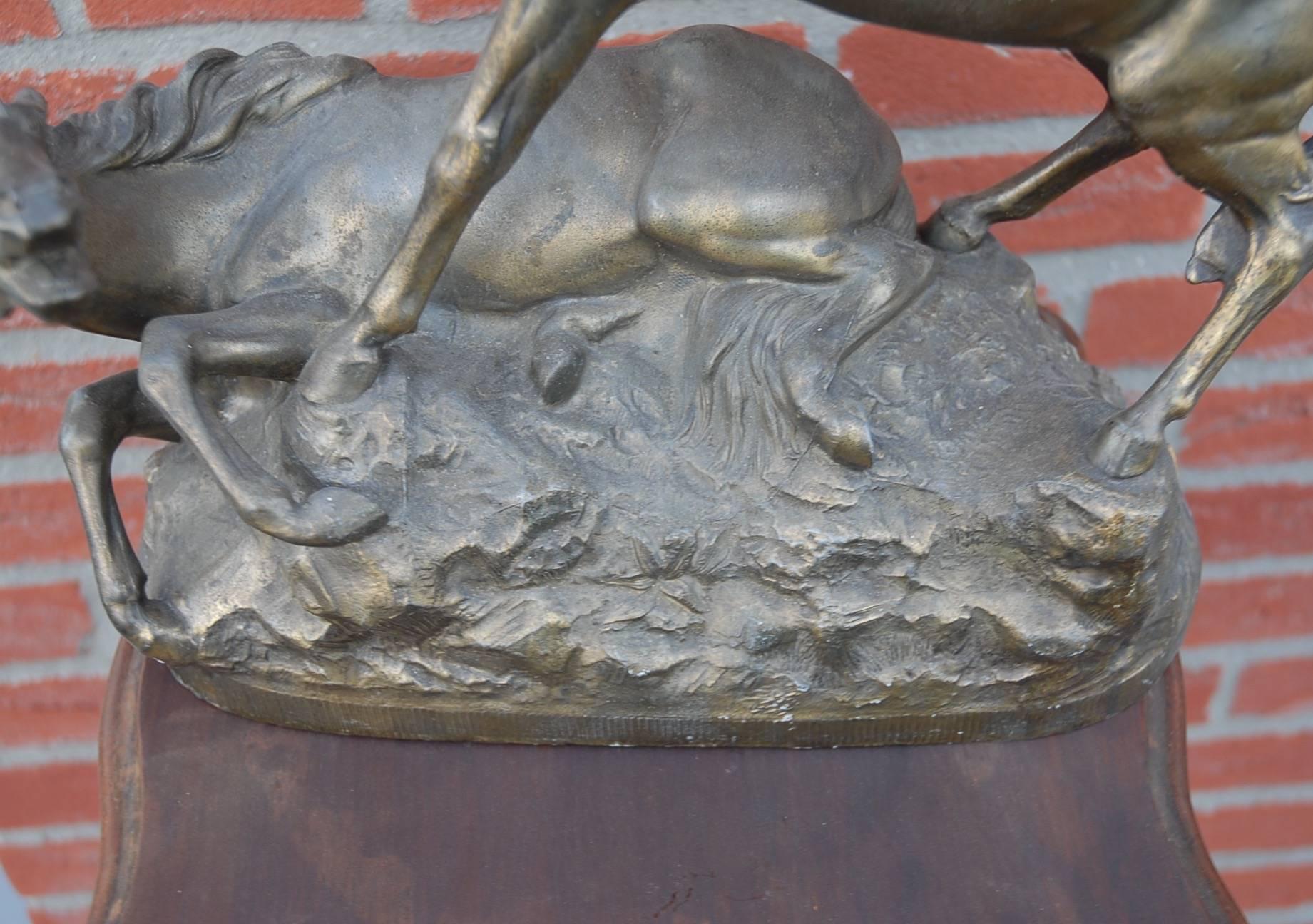 Seltene detaillierte und dekorative Skulptur eines schwebenden Wildpferdes aus dem frühen 20. Jahrhundert im Angebot 3