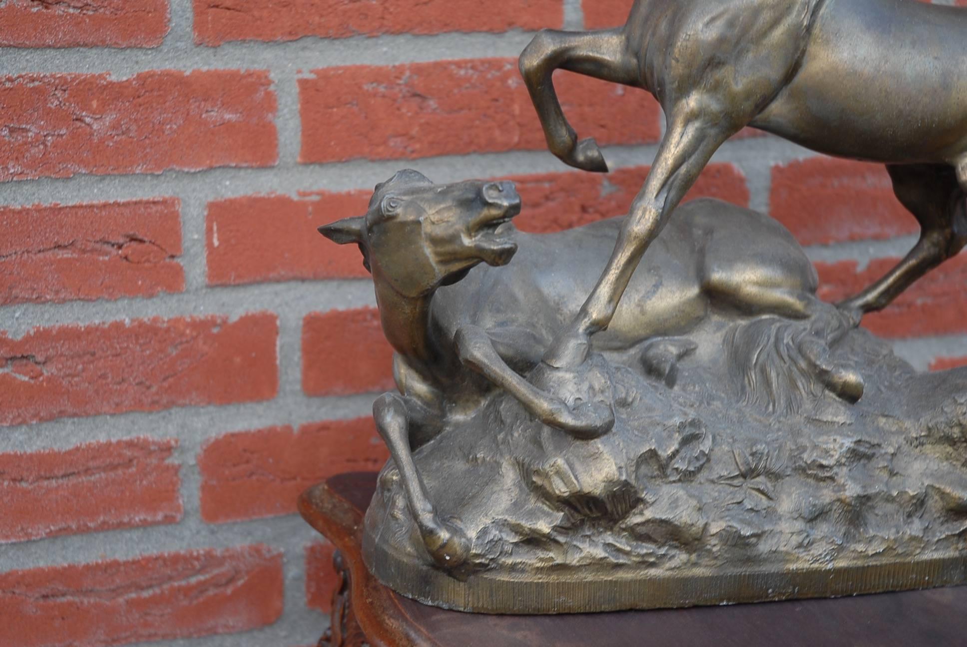 Seltene detaillierte und dekorative Skulptur eines schwebenden Wildpferdes aus dem frühen 20. Jahrhundert im Angebot 4