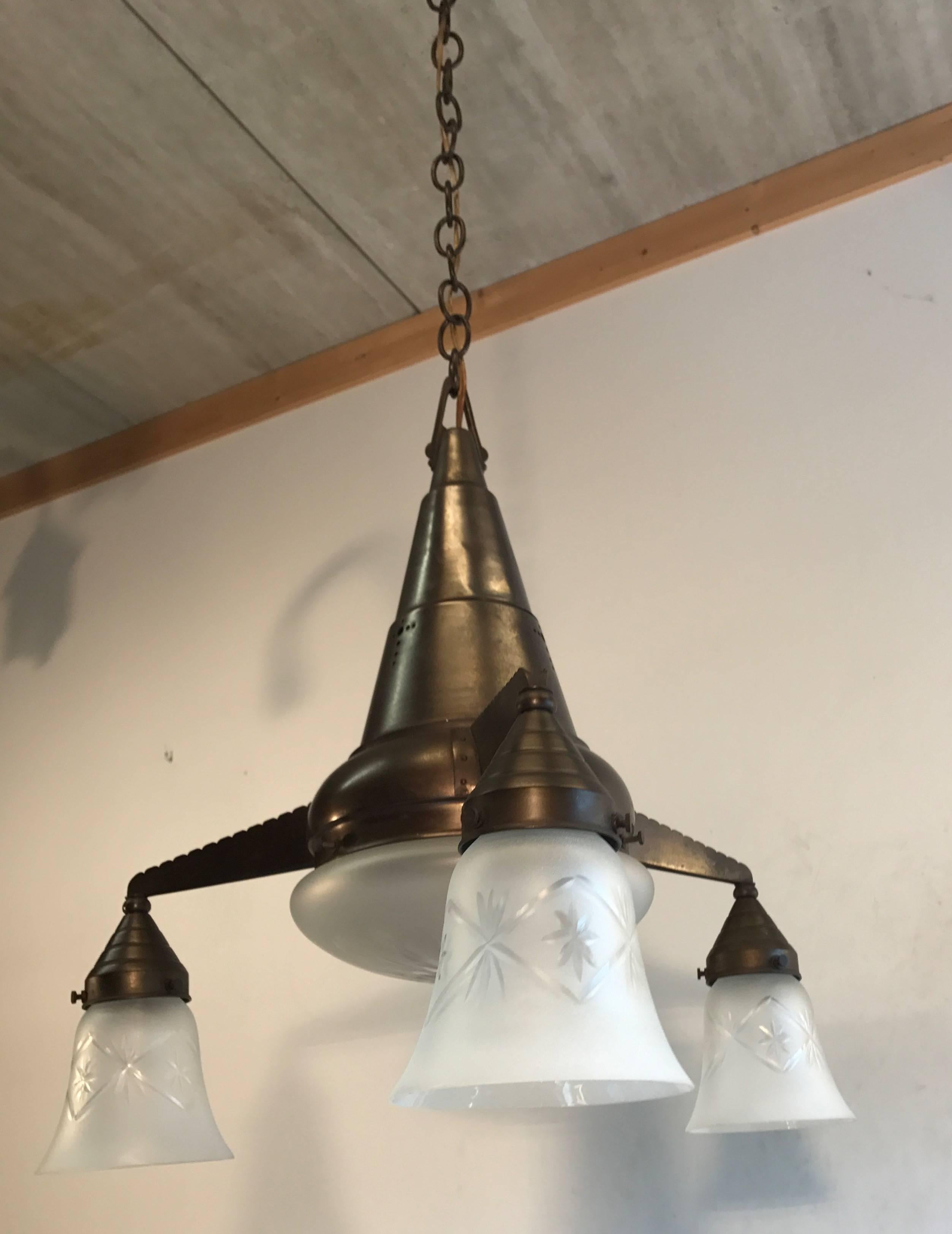 Néerlandais Lampe à suspension Arts and Crafts élégante en laiton et verre gravé à la main en vente