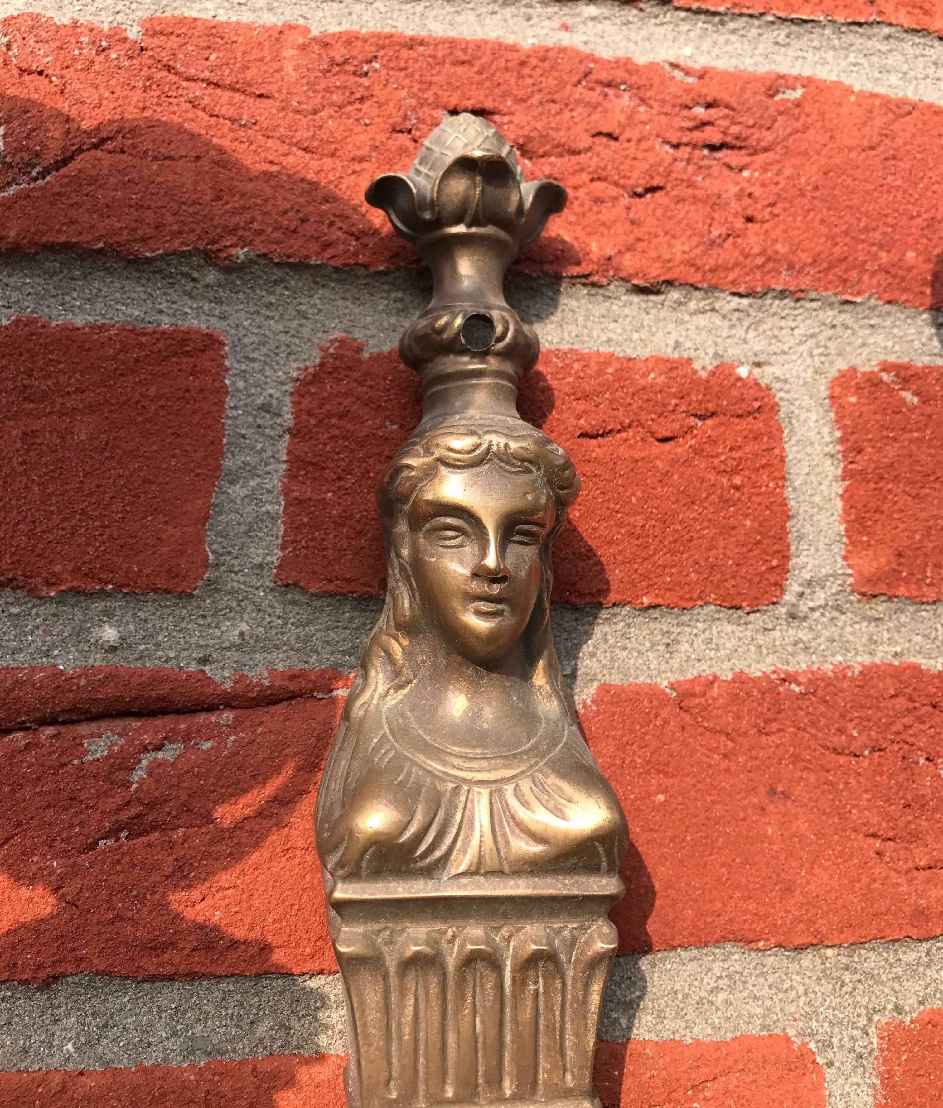 Stunning Pair of Egyptian Revival Bronze Wall Sconces with Alabaster Shades In Good Condition In Lisse, NL