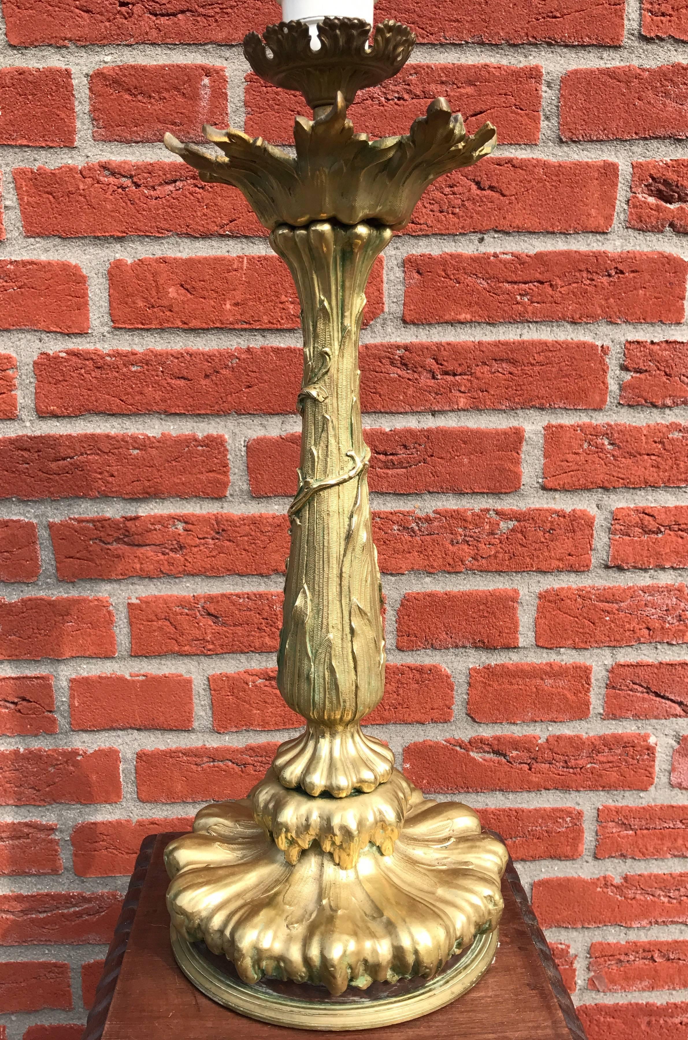 Incredibly stylish and great quality table lamp.

This antique bronze table lamp is probably gilt, but we are not a hundred percent sure. What we are sure of (and that is for everyone to see), is that this quality antique will make the perfect lamp