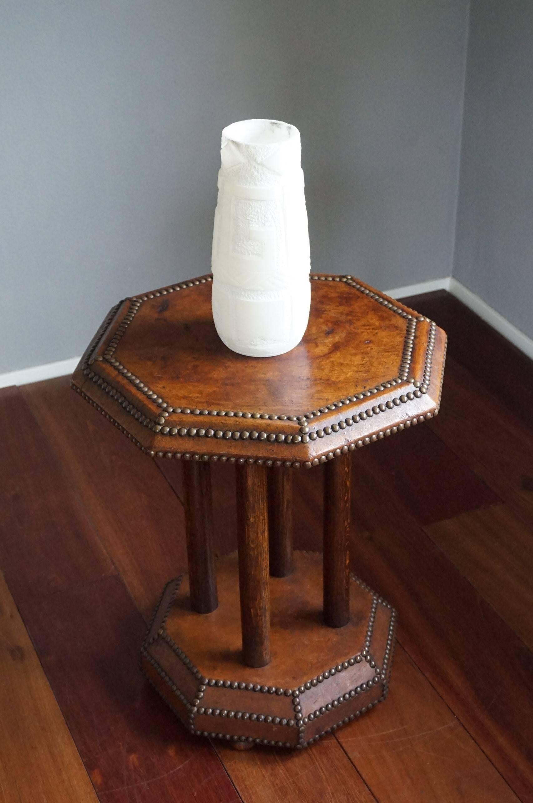 Timeless Art Deco Tiger Oak & Leather Coffee or Occasional Table, England, 1920 3